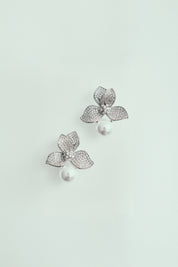 Brinco Flor Cravejada de Strass com Pérola Prateado