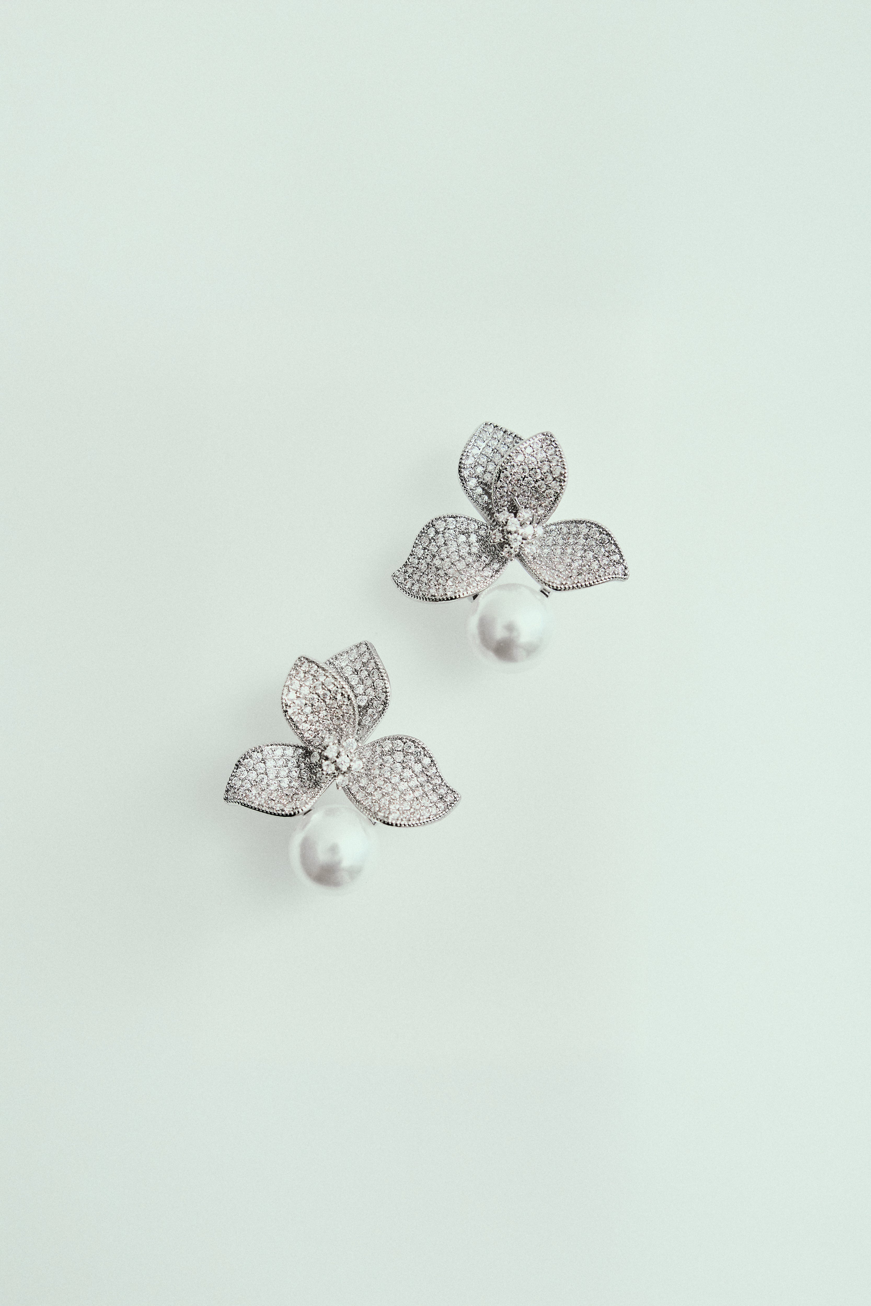 Brinco Flor Cravejada de Strass com Pérola Prateado
