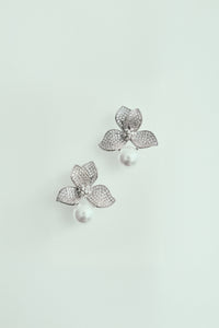 Brinco Flor Cravejada de Strass com Pérola Prateado