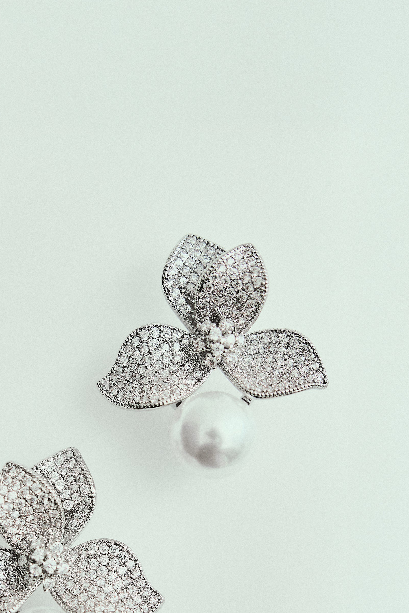 Brinco Flor Cravejada de Strass com Pérola Prateado