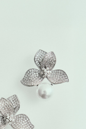 Brinco Flor Cravejada de Strass com Pérola Prateado