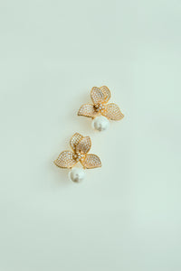 Brinco Flor Cravejada de Strass com Pérola Dourado