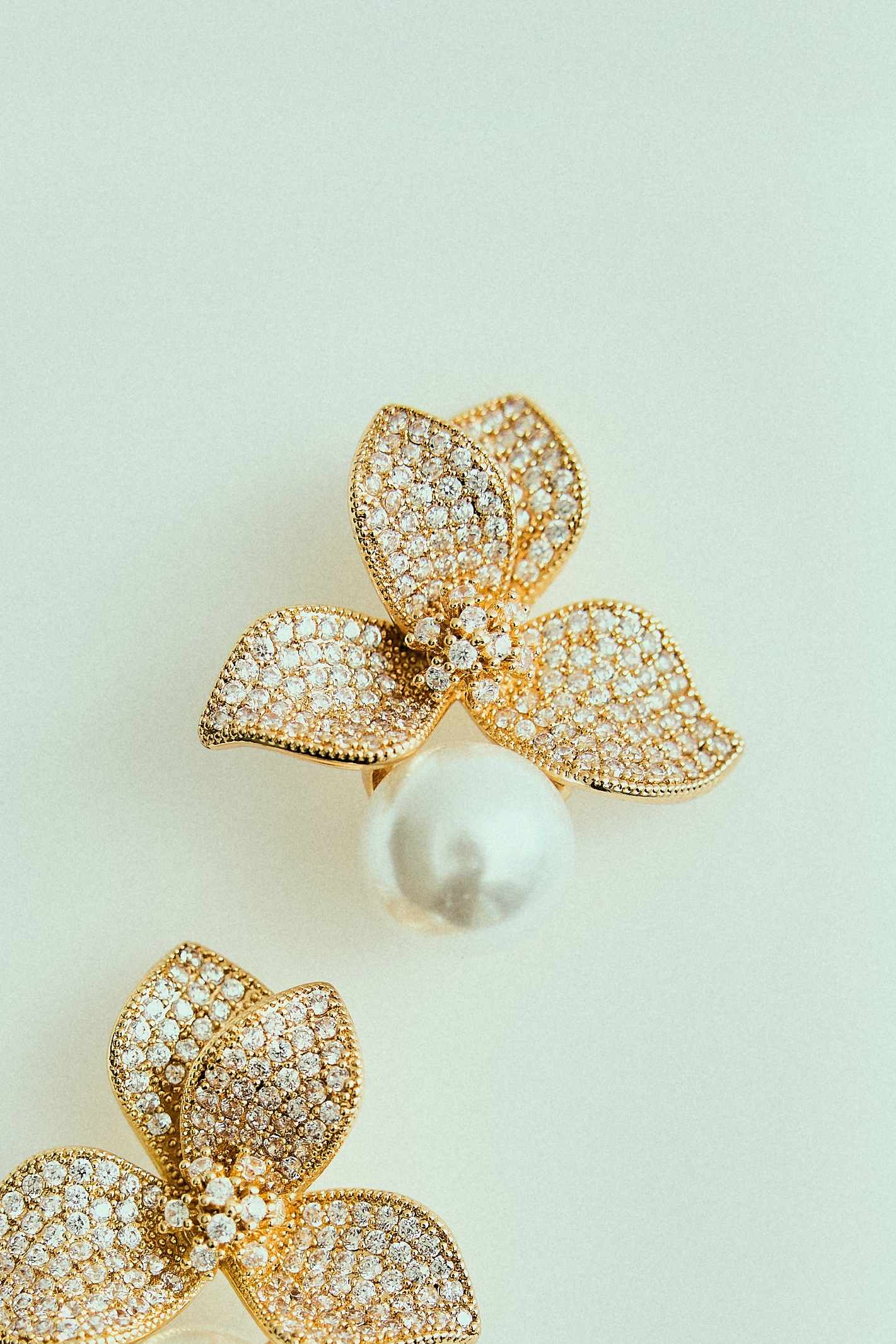 Brinco Flor Cravejada de Strass com Pérola Dourado