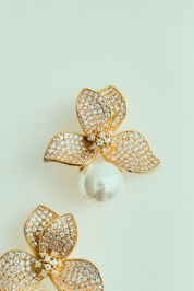 Brinco Flor Cravejada de Strass com Pérola Dourado