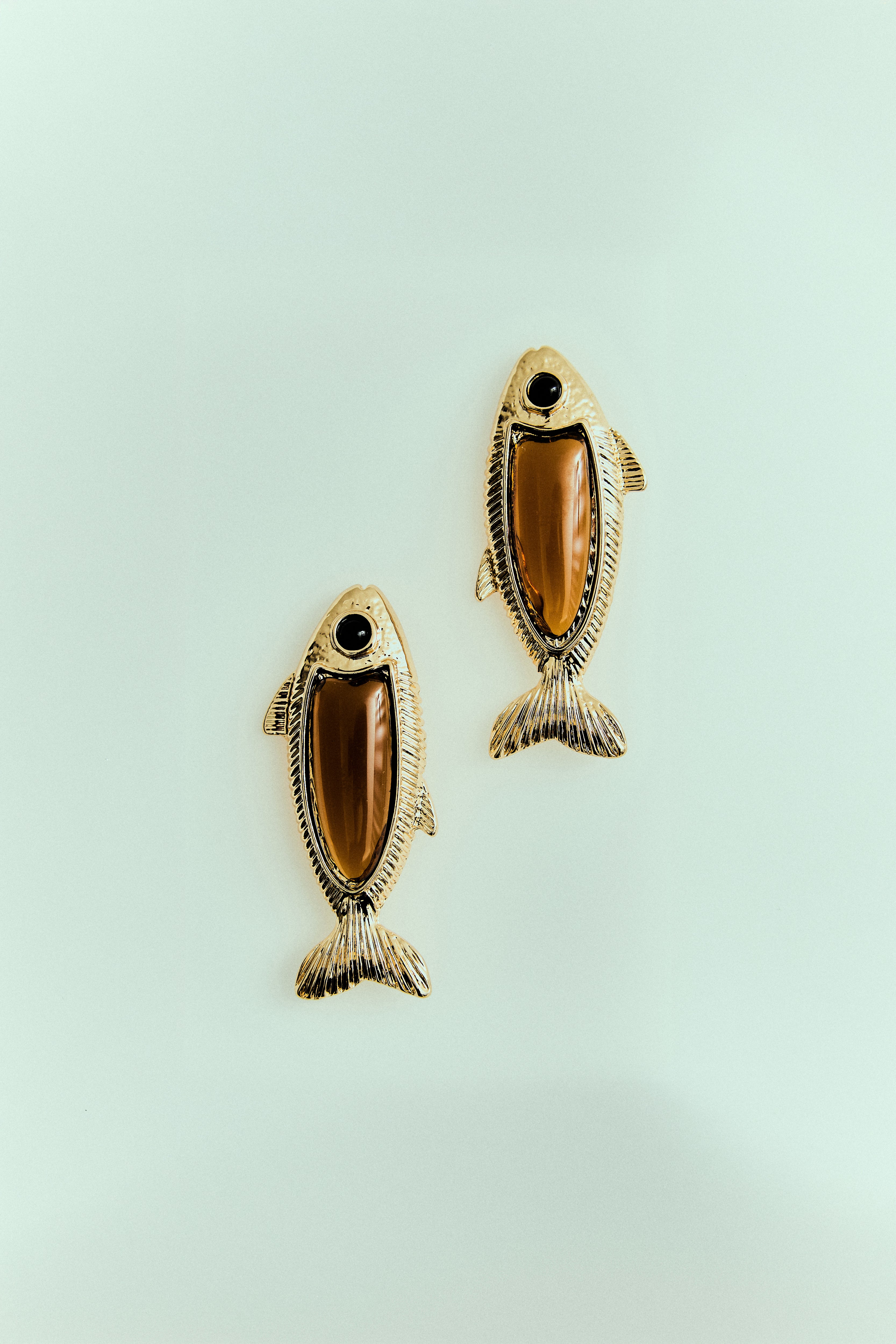 Brinco Peixe com Pedra de Zircônia Colorida Dourado