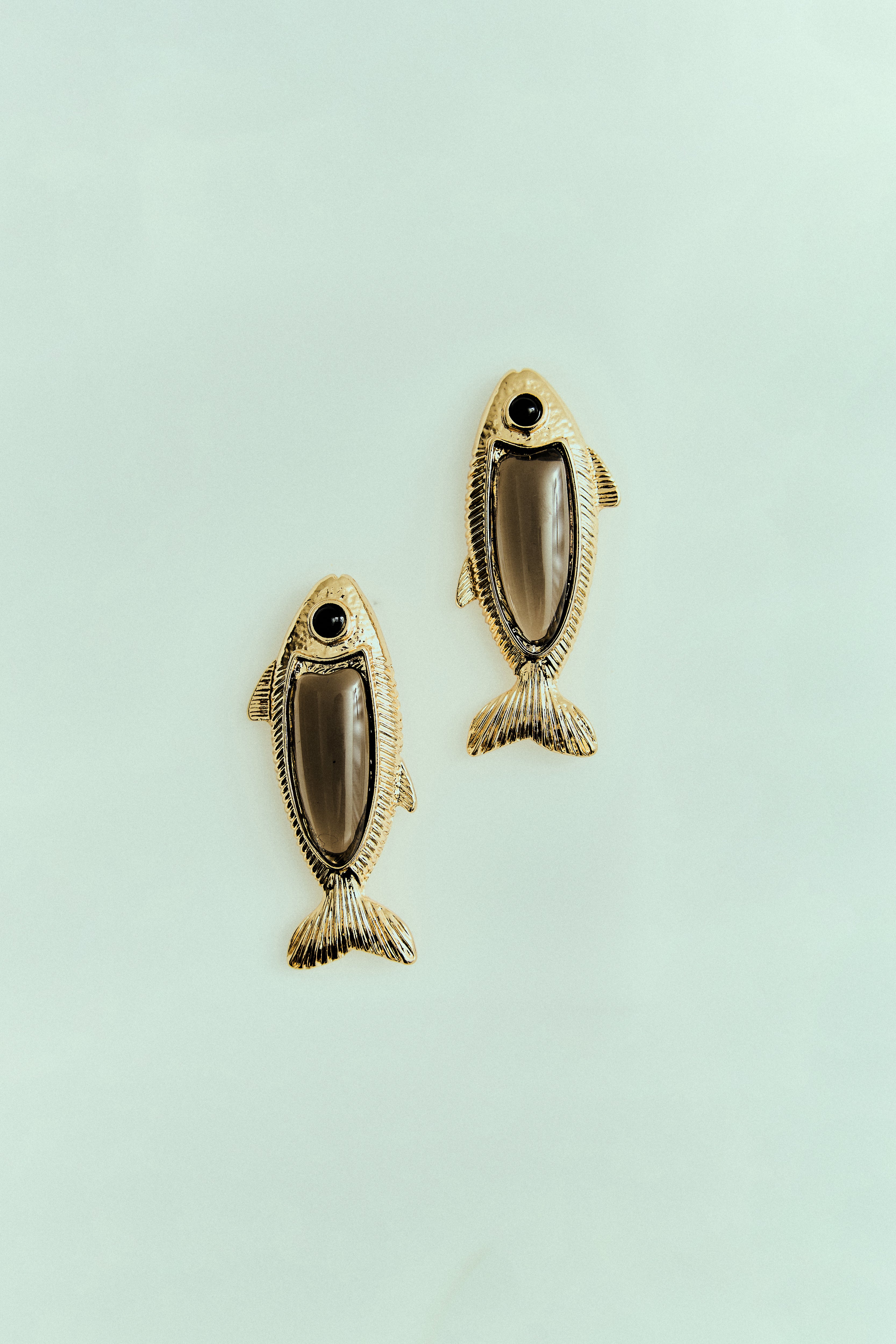 Brinco Peixe com Pedra de Zircônia Colorida Dourado