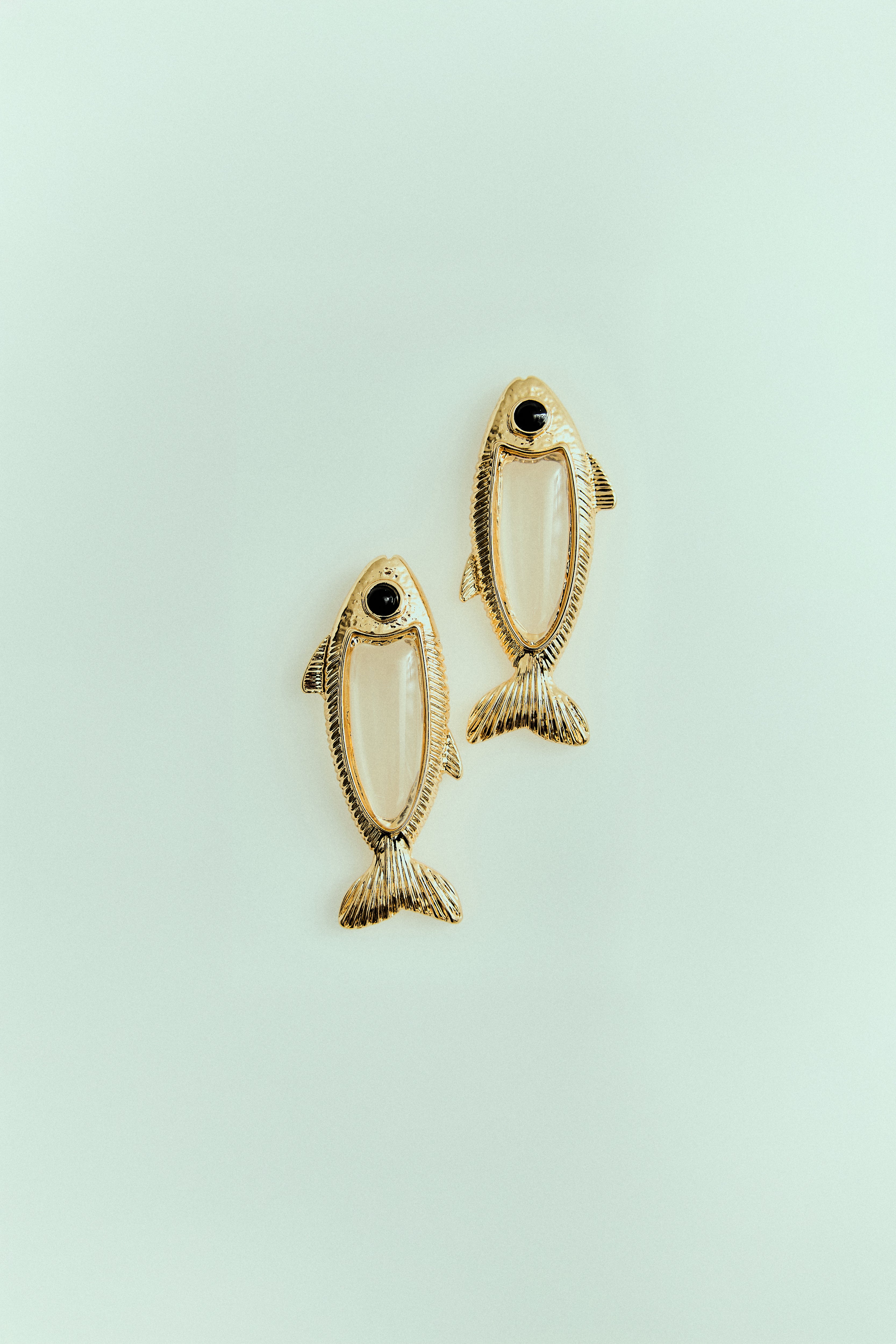 Brinco Peixe com Pedra de Zircônia Colorida Dourado