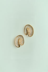 Brinco Orgânico Curvado Cravejado com Strass Dourado