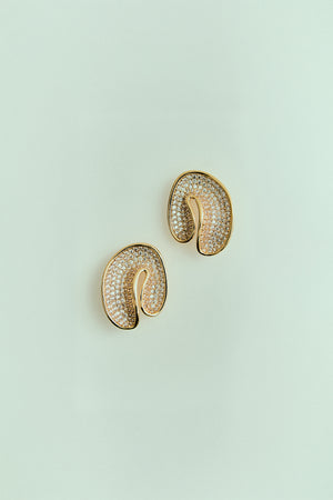 Brinco Orgânico Curvado Cravejado com Strass Dourado