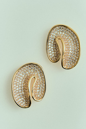 Brinco Orgânico Curvado Cravejado com Strass Dourado