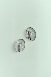 Brinco Orgânico Curvado Cravejado com Strass Prateado