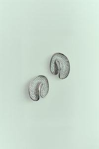 Brinco Orgânico Curvado Cravejado com Strass Prateado
