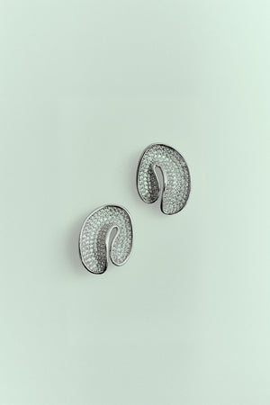 Brinco Orgânico Curvado Cravejado com Strass Prateado