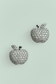 Brinco Maçã Cravejada com Strass Prateado