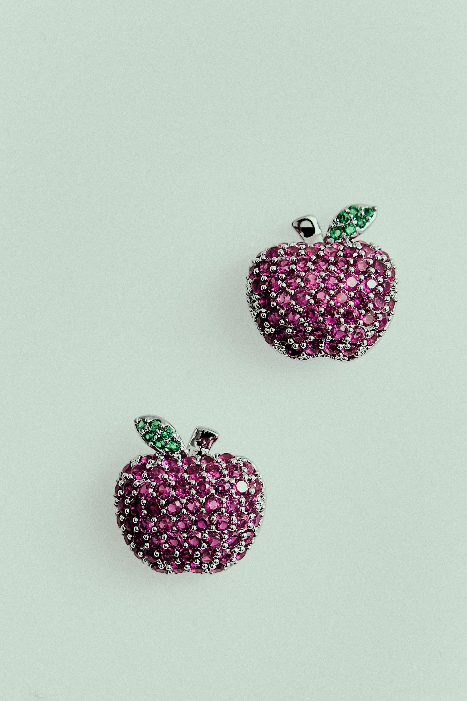 Brinco Maçã Cravejada com Strass Fúcsia