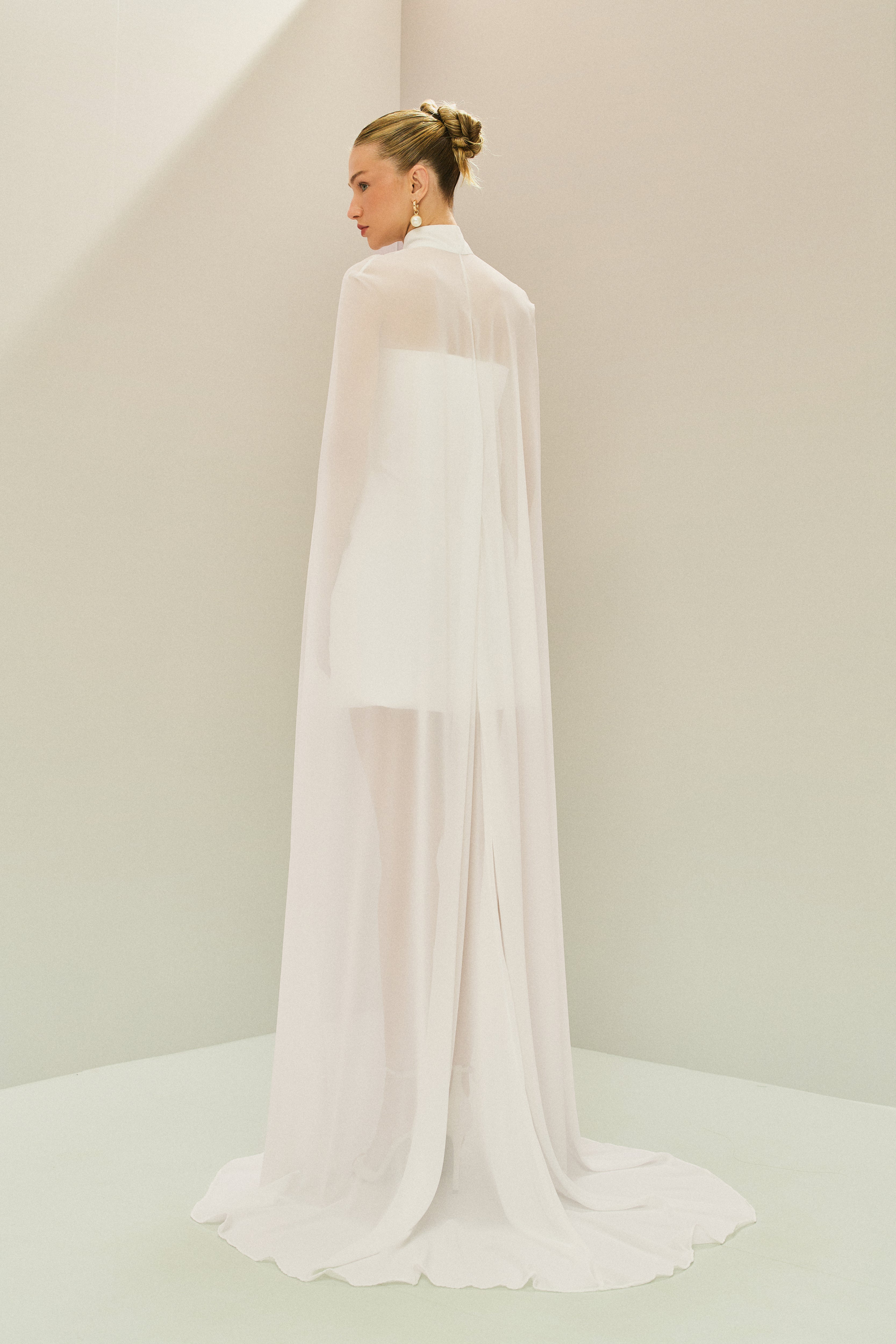 Vestido Curto em Zibeline com Decote Reto Sem Alças, Pregas no Busto e Capa Fluida - Jade Off White