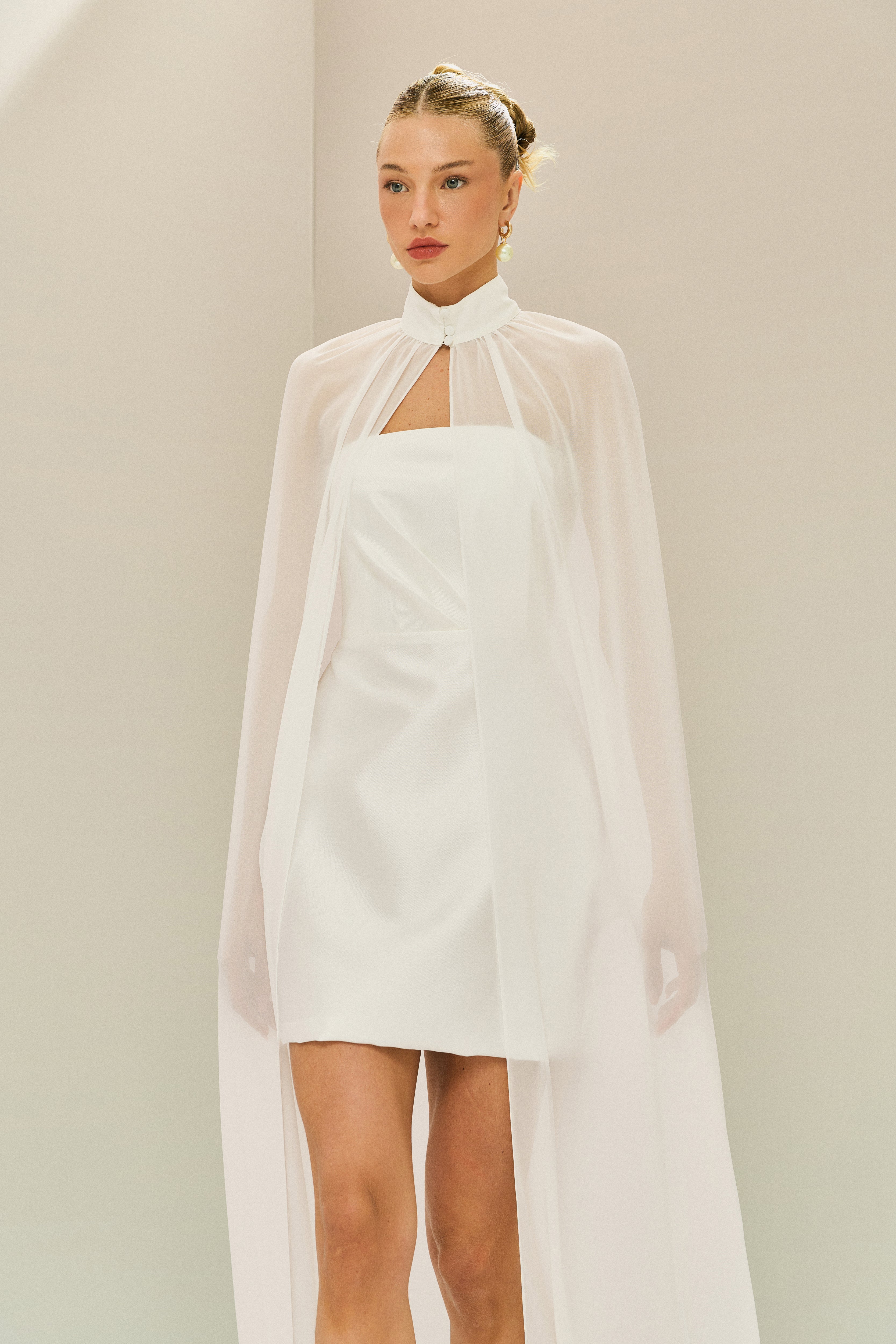 Vestido Curto em Zibeline com Decote Reto Sem Alças, Pregas no Busto e Capa Fluida - Jade Off White
