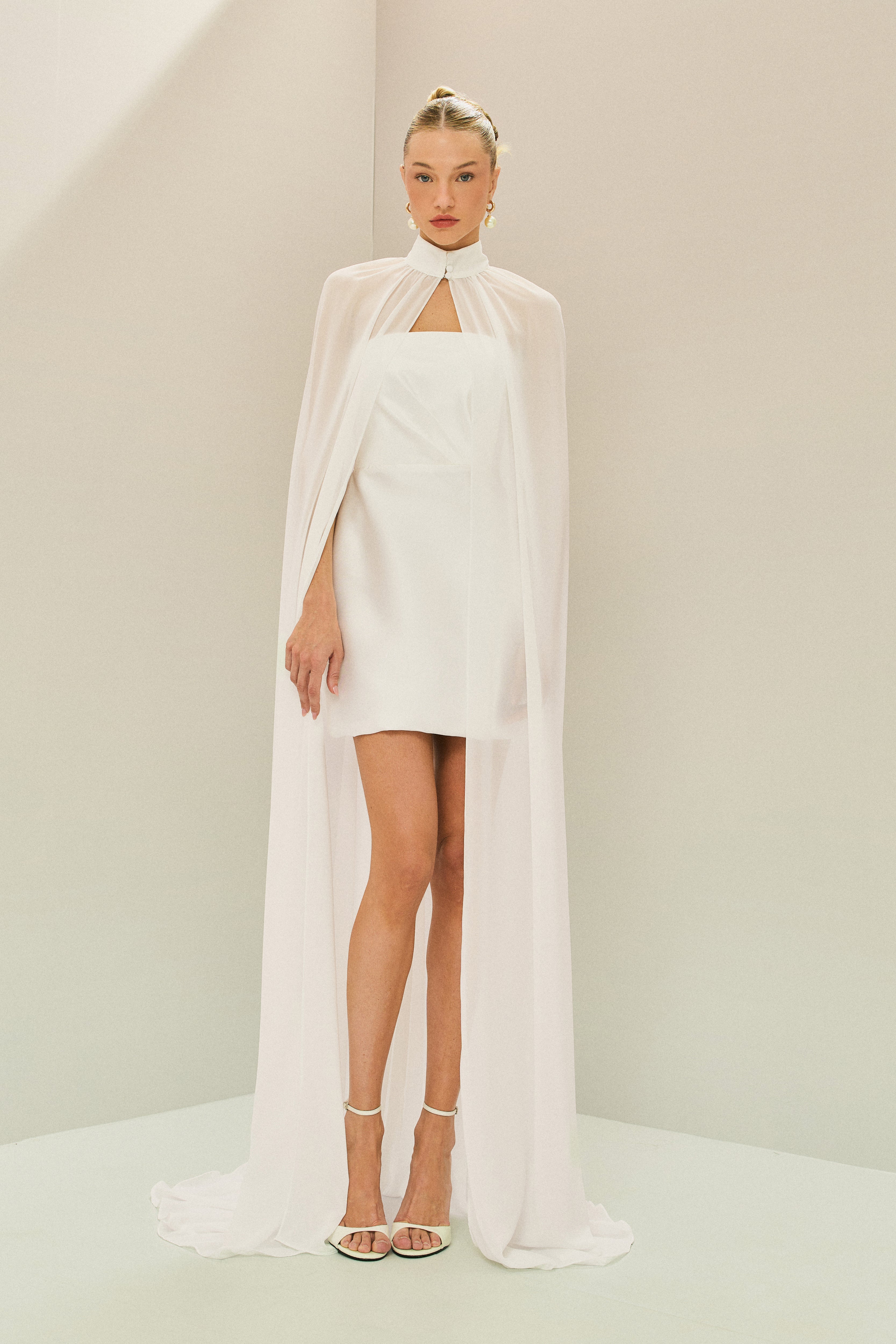 Vestido Curto em Zibeline com Decote Reto Sem Alças, Pregas no Busto e Capa Fluida - Jade Off White