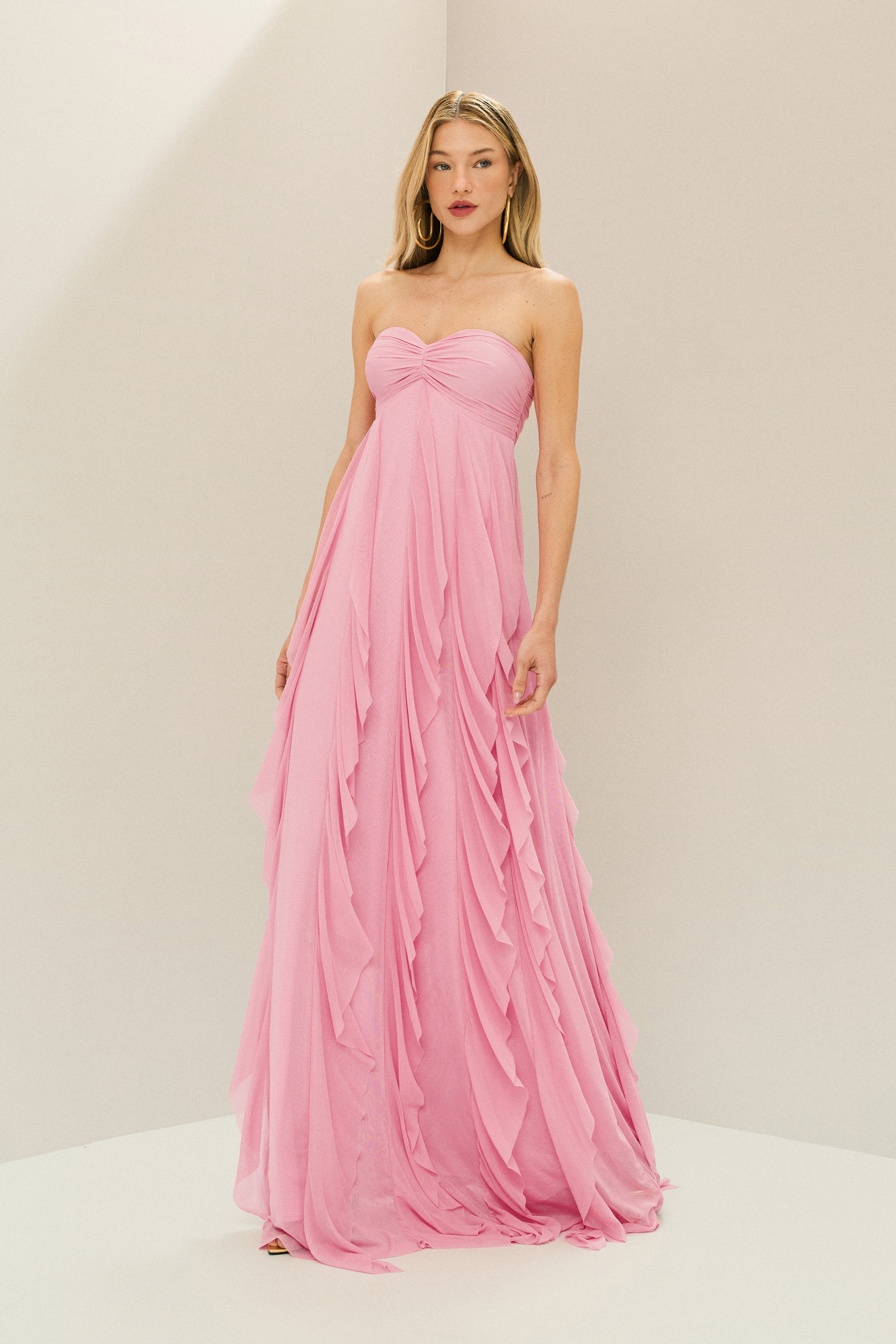 Vestido-Longo_com_Decote_Coracao_Franzido_e_Babados_em_Vertical_na_Saia_Ava_Rosa_Claro4.jpg