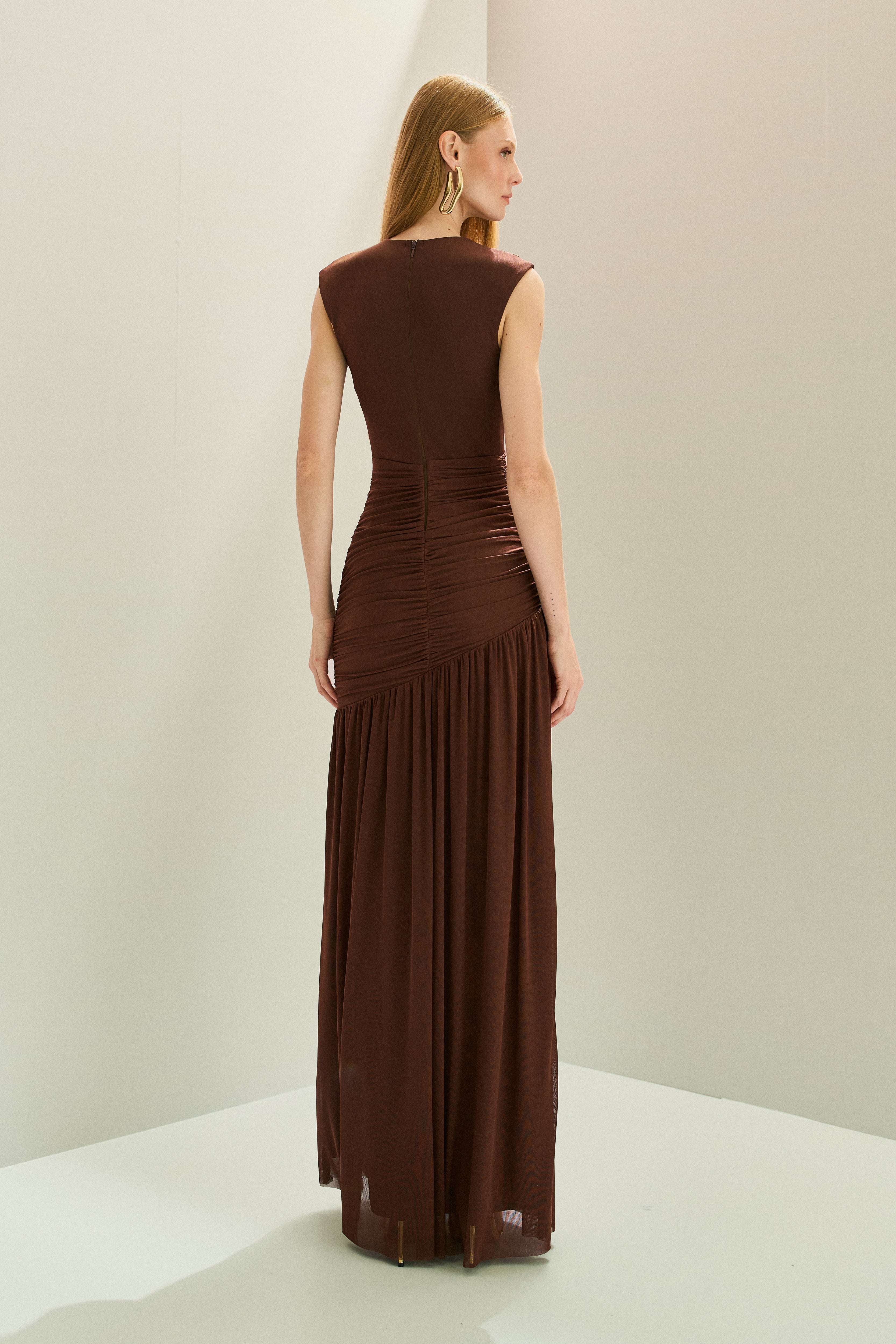 Vestido Longo em Tule com Decote V Profundo, Quadril Assimétrico Franzido e Saia Ampla - Brazia Marrom