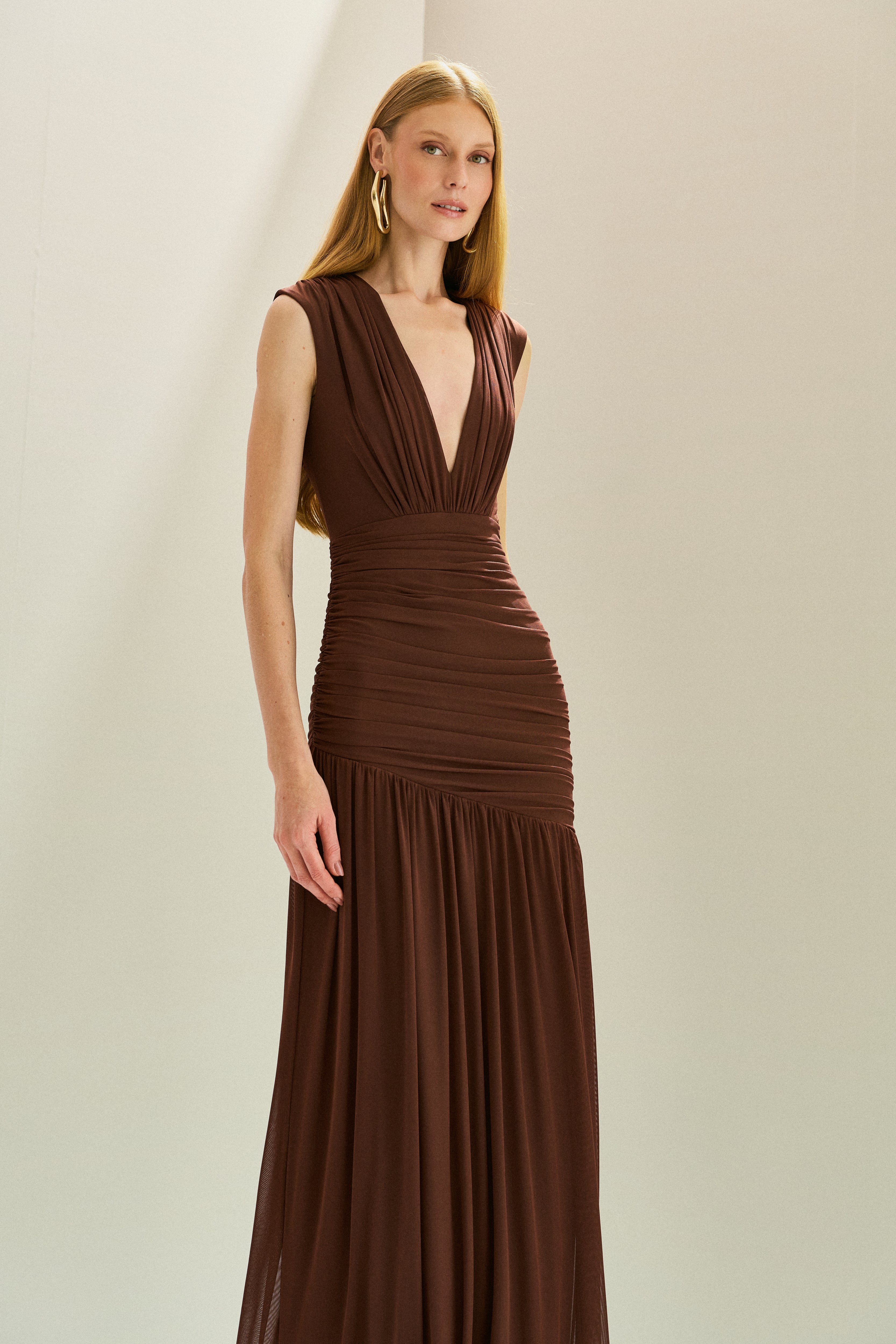 Vestido Longo em Tule com Decote V Profundo, Quadril Assimétrico Franzido e Saia Ampla - Brazia Marrom