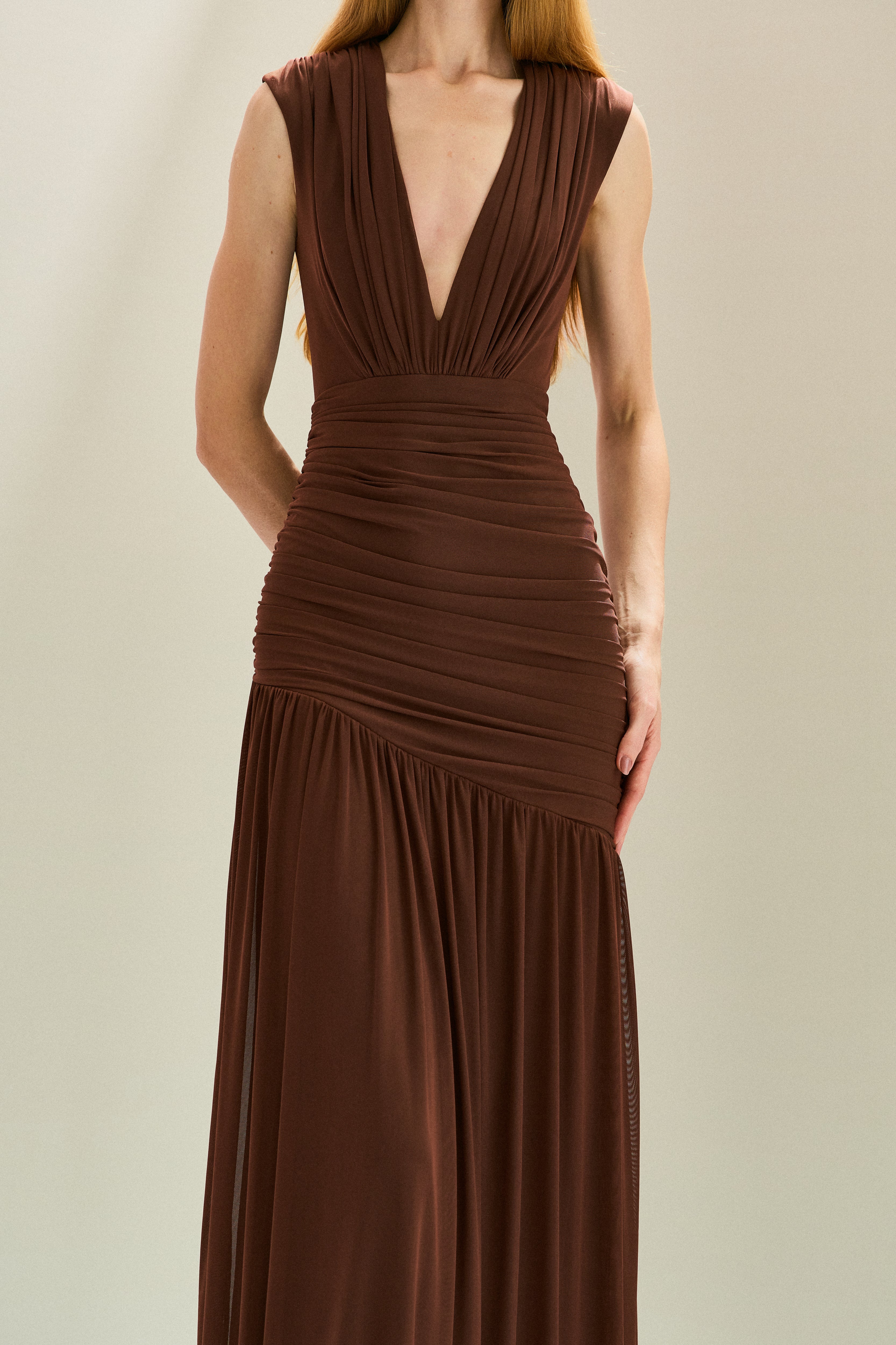 Vestido Longo em Tule com Decote V Profundo, Quadril Assimétrico Franzido e Saia Ampla - Brazia Marrom