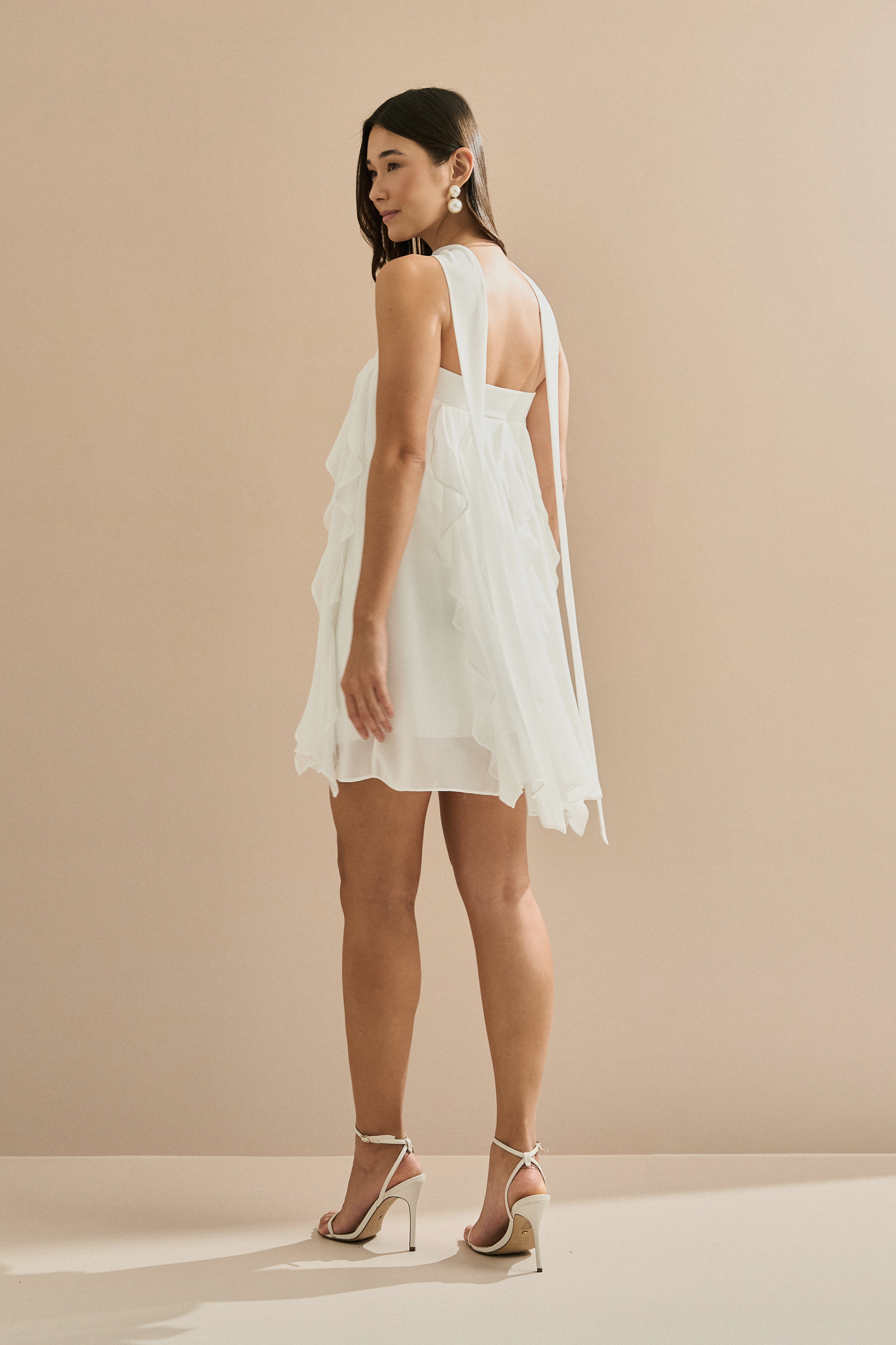 Vestido Curto em Chiffon com Babados em Cascata e Decote Reto com Echarpe - Alma Off White