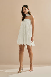 Vestido Curto em Chiffon com Babados em Cascata e Decote Reto com Echarpe - Alma Off White