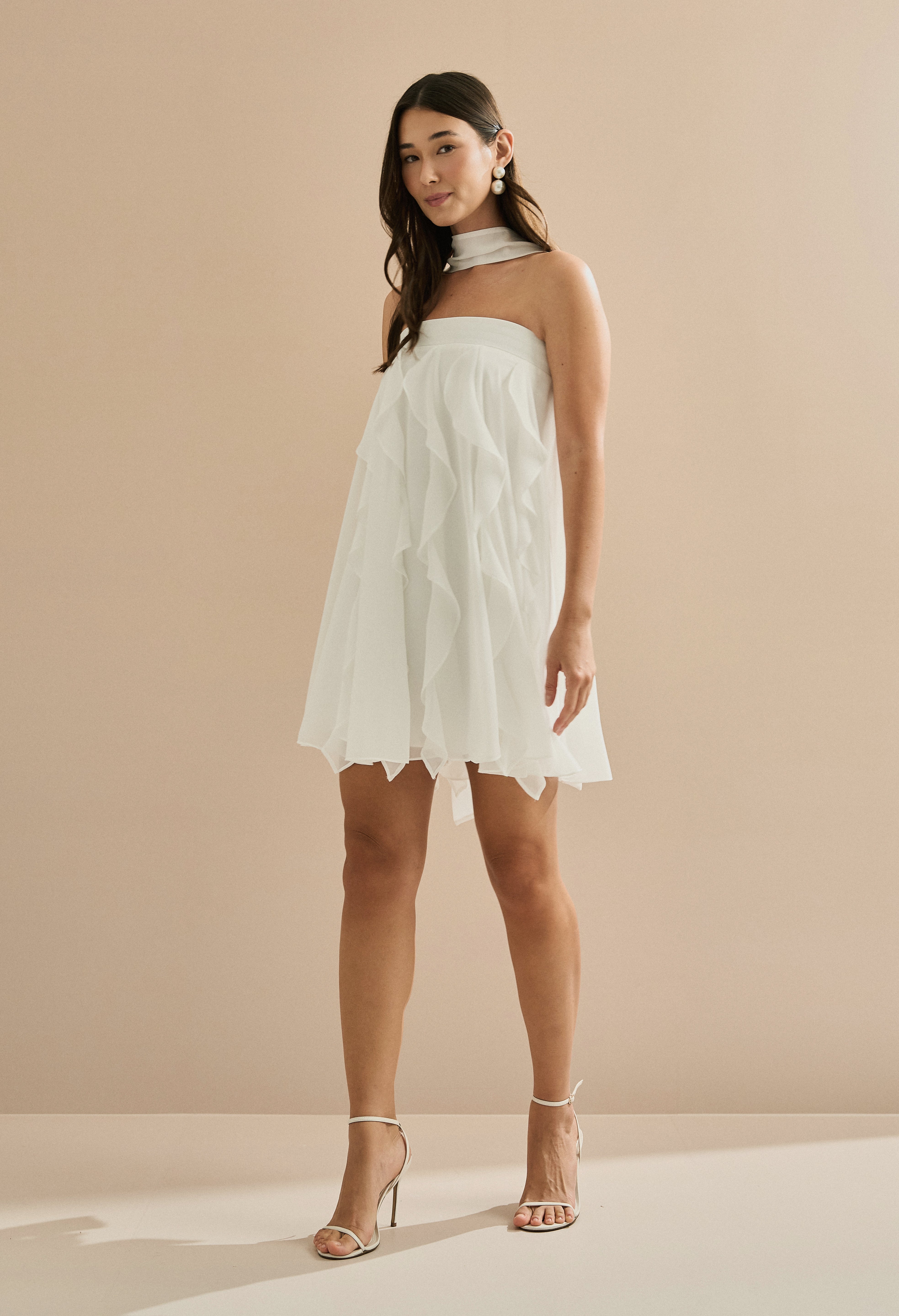 Vestido Curto em Chiffon com Babados em Cascata e Decote Reto com Echarpe - Alma Off White