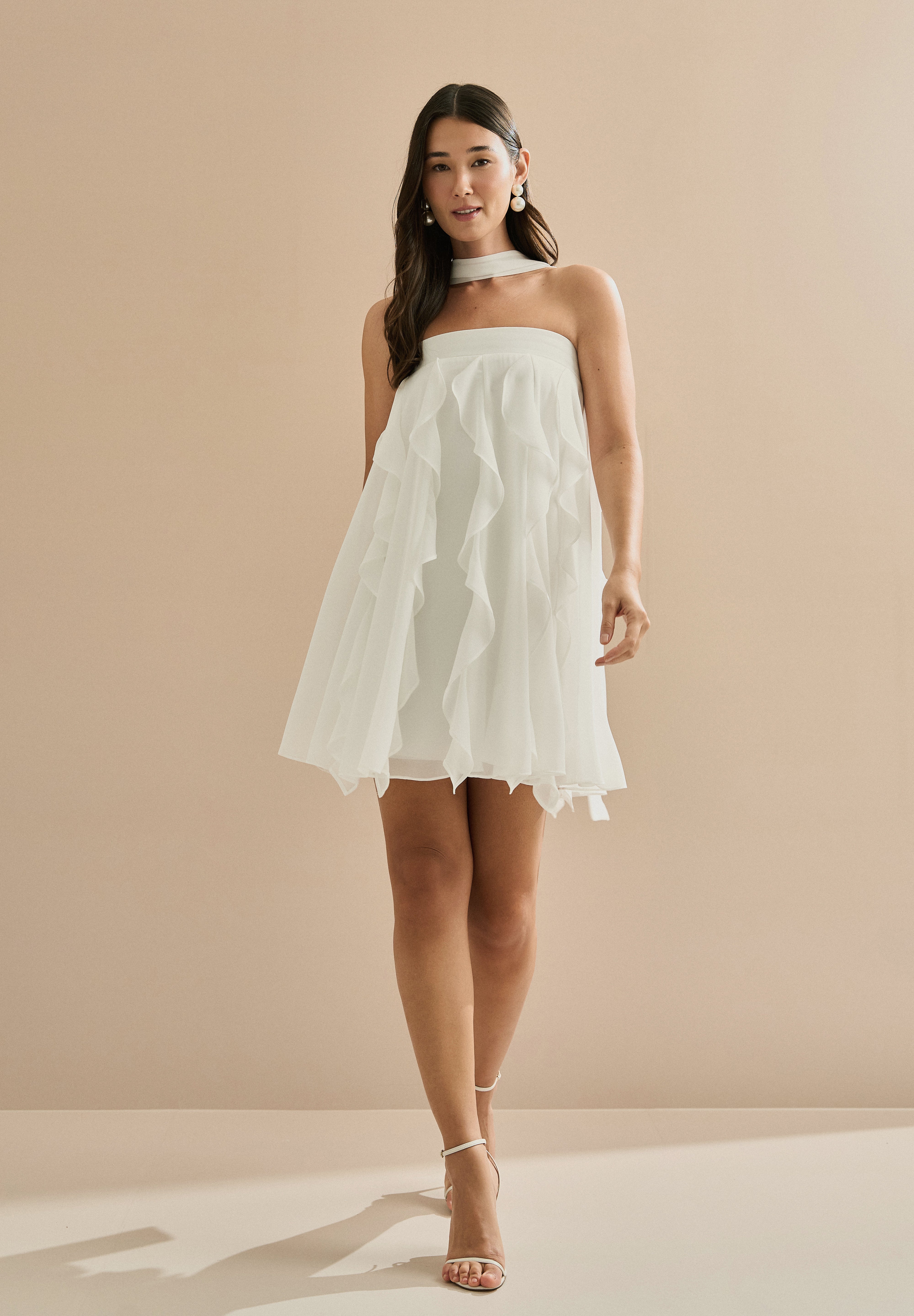 Vestido Curto em Chiffon com Babados em Cascata e Decote Reto com Echarpe - Alma Off White