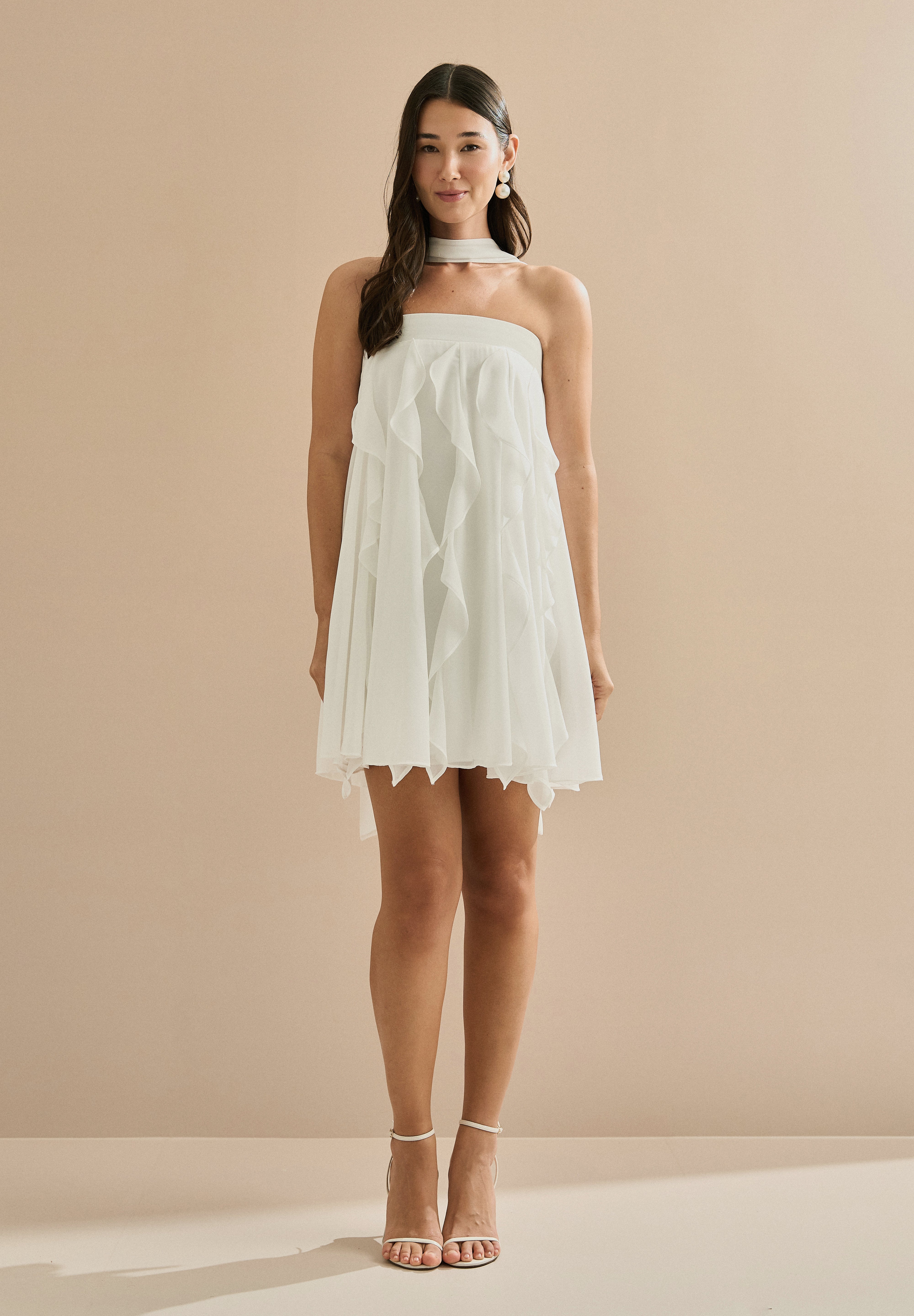 Vestido_Curto_em_Chiffon_com_Babados_em_Cascata_e_Decote_Reto_com_Echarpe_Alma_Off_White4.jpg