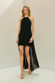 Vestido Curto em Chiffon com Decote Alto, Cauda e Alças com Detalhe em Pérolas nas Costas - Agata Preto