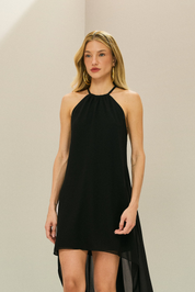 Vestido Curto em Chiffon com Decote Alto, Cauda e Alças com Detalhe em Pérolas nas Costas - Agata Preto