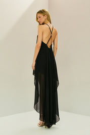 Vestido Curto em Chiffon com Decote Alto, Cauda e Alças com Detalhe em Pérolas nas Costas - Agata Preto