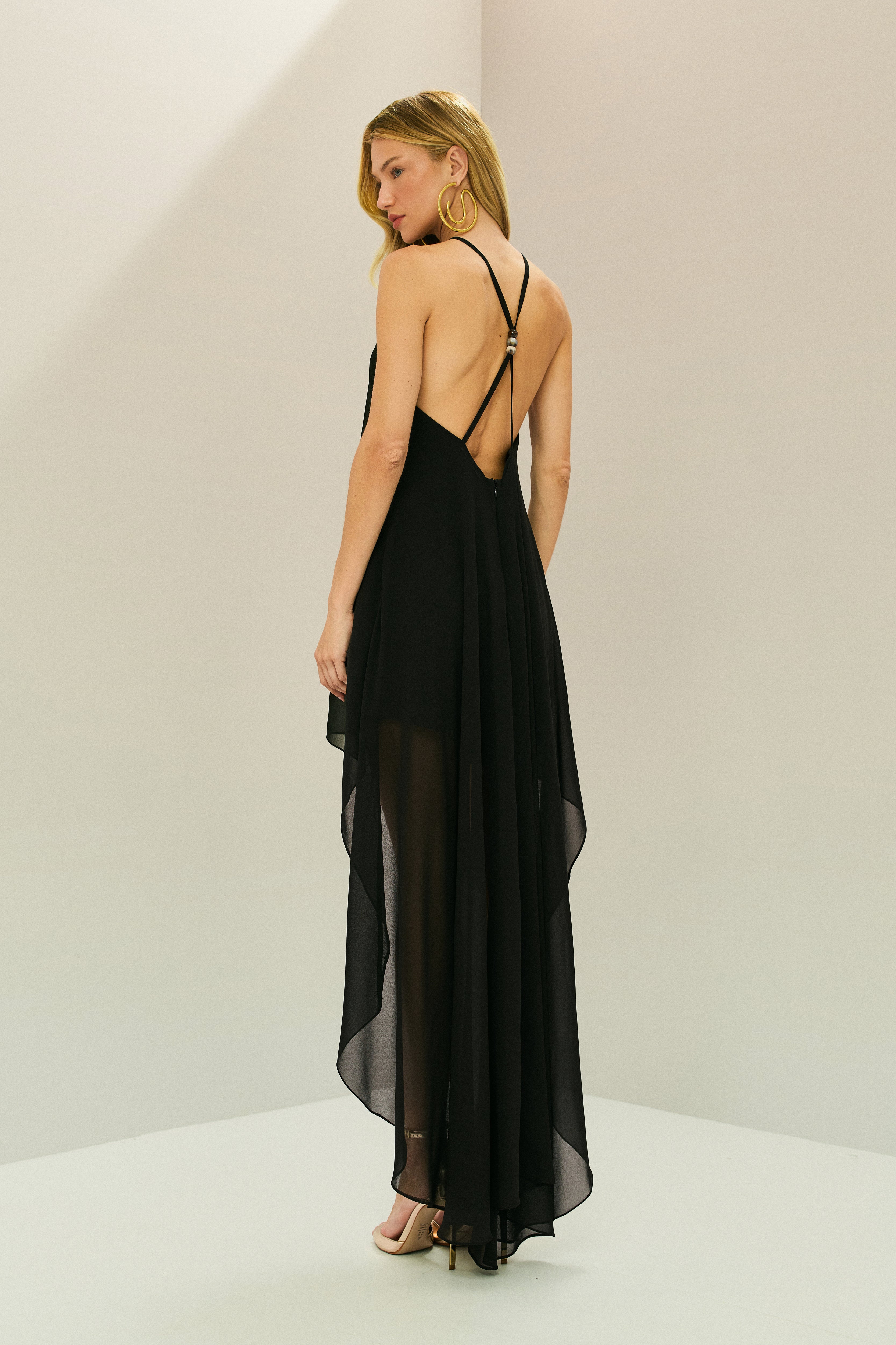 Vestido Curto em Chiffon com Decote Alto, Cauda e Alças com Detalhe em Pérolas nas Costas - Agata Preto