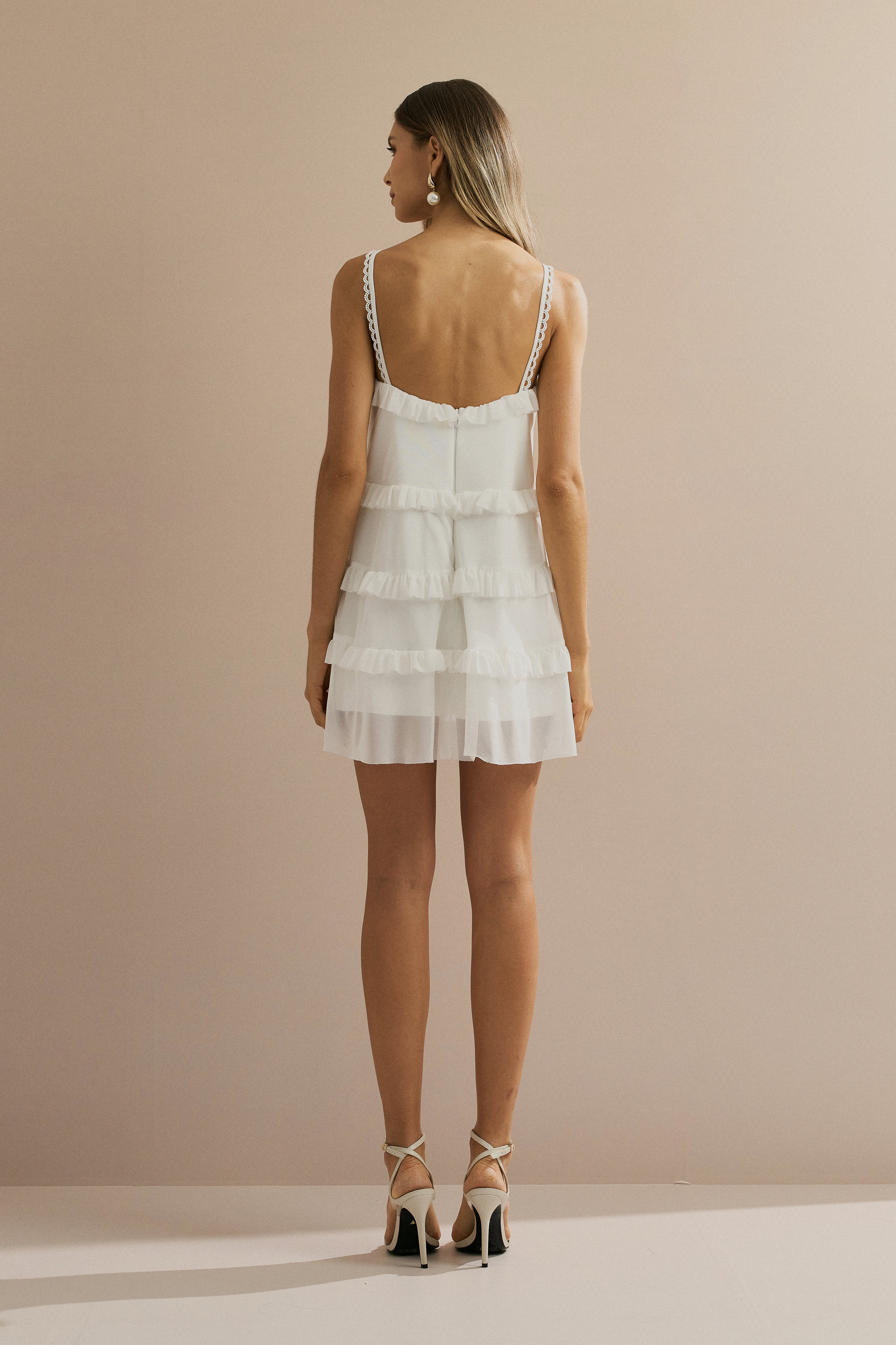 Vestido Curto em Tule com Decote V, Babados e Alças com Detalhe em Renda - Duna Off White