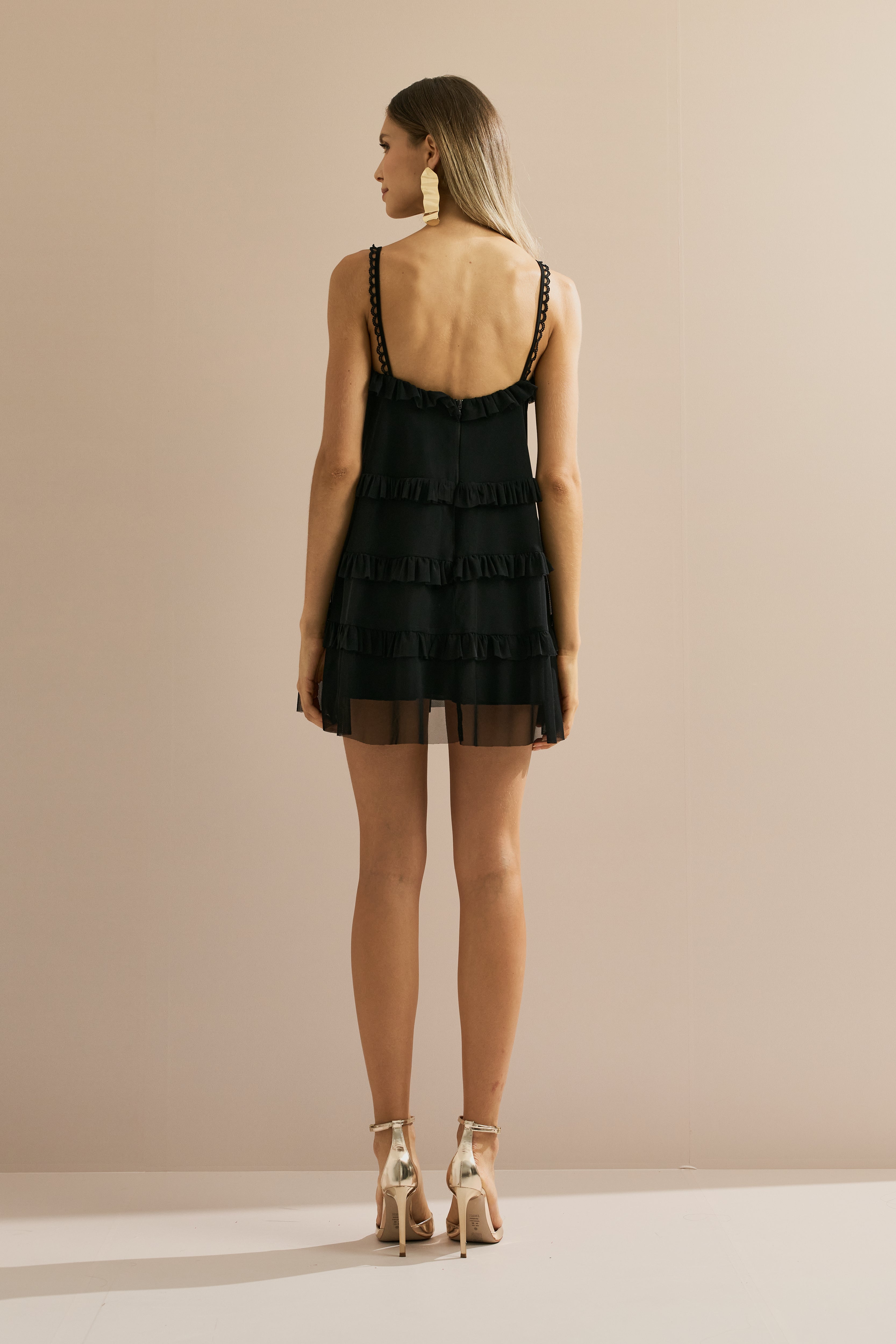 Vestido Curto em Tule com Decote V, Babados e Alças com Detalhe em Renda - Duna Preto