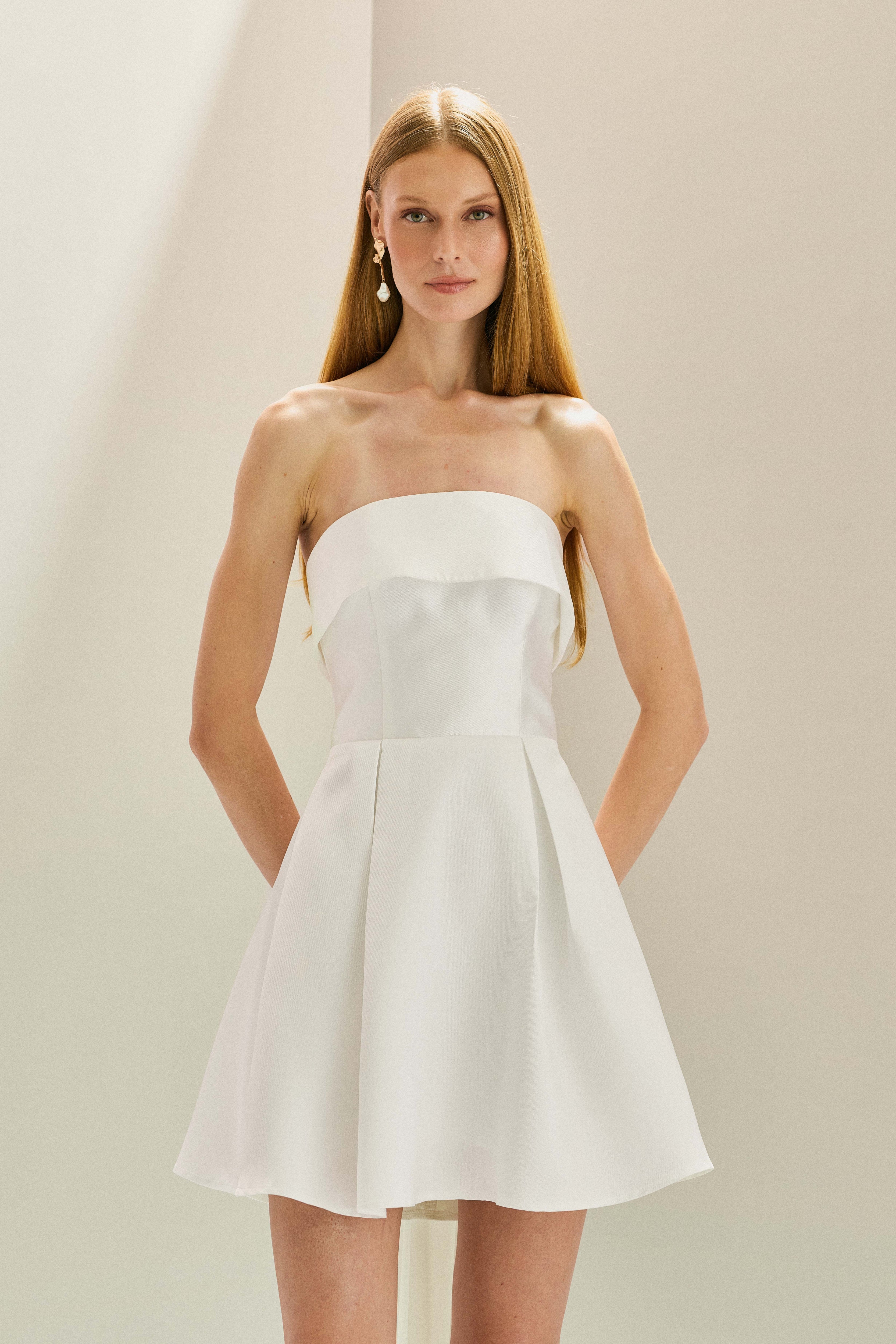 Vestido Curto em Zibeline com Decote Reto Sem Alças, Saia Evasê e Laço com Cauda Removível - Charlotte Off White