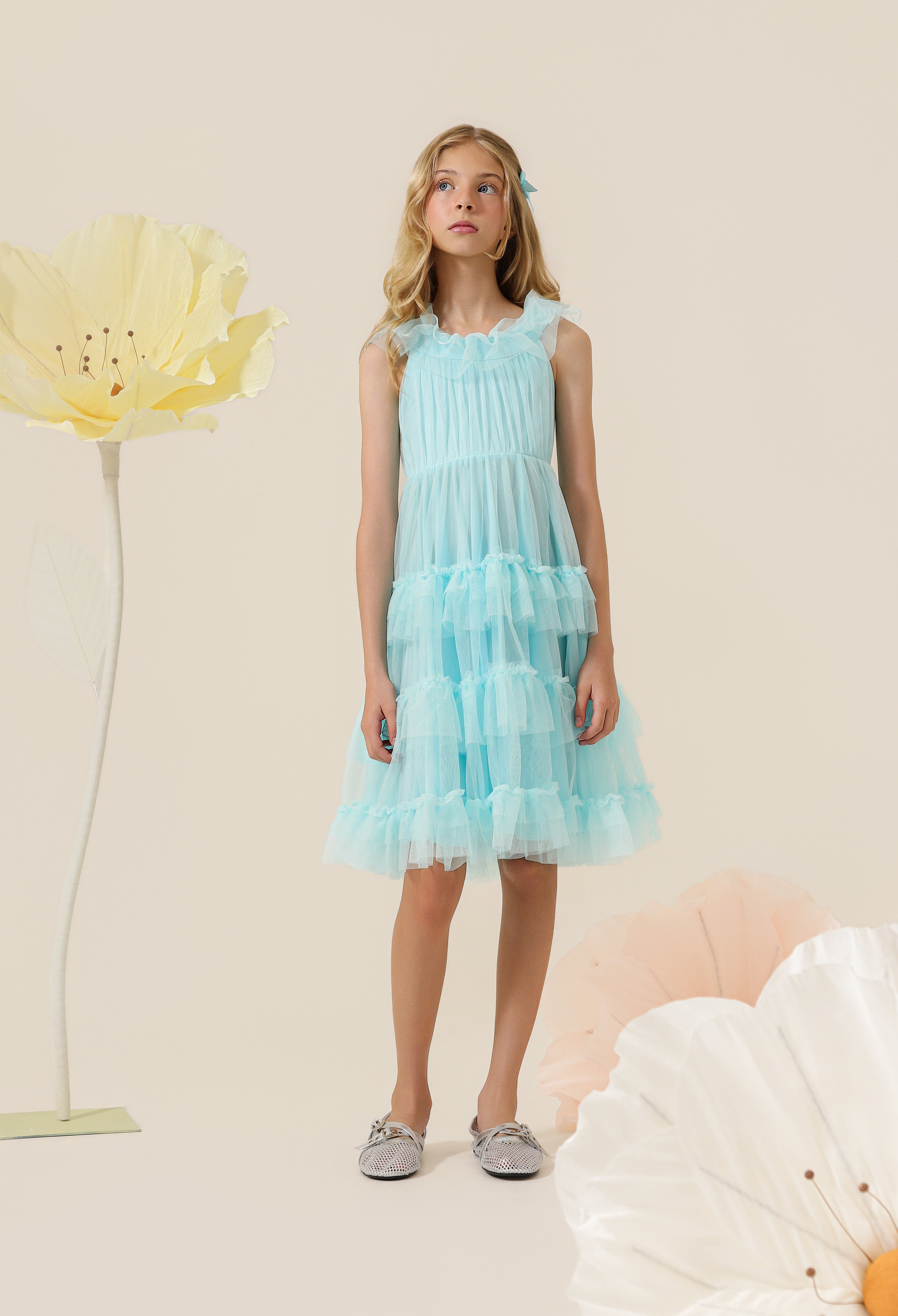 Vestido_Infantil_em_Tule_com_Babados_na_Gola_e_Saia_Volumosa_em_Camadas_Jardim_Azul_Claro_Maior_Frente.jpg