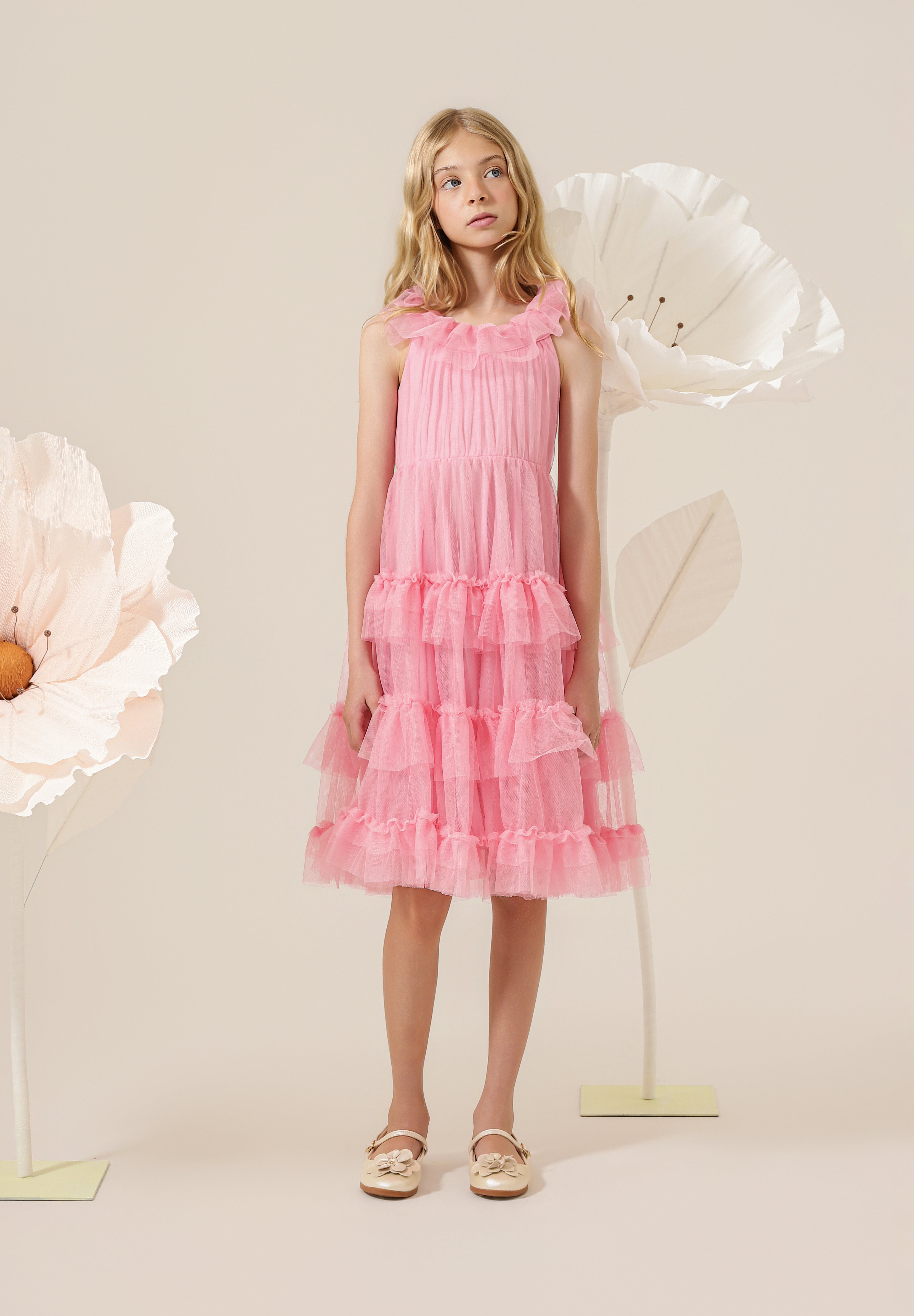 Vestido_Infantil_em_Tule_com_Babados_na_Gola_e_Saia_Volumosa_em_Camadas_Jardim_Rosa_Maior_Frente.jpg