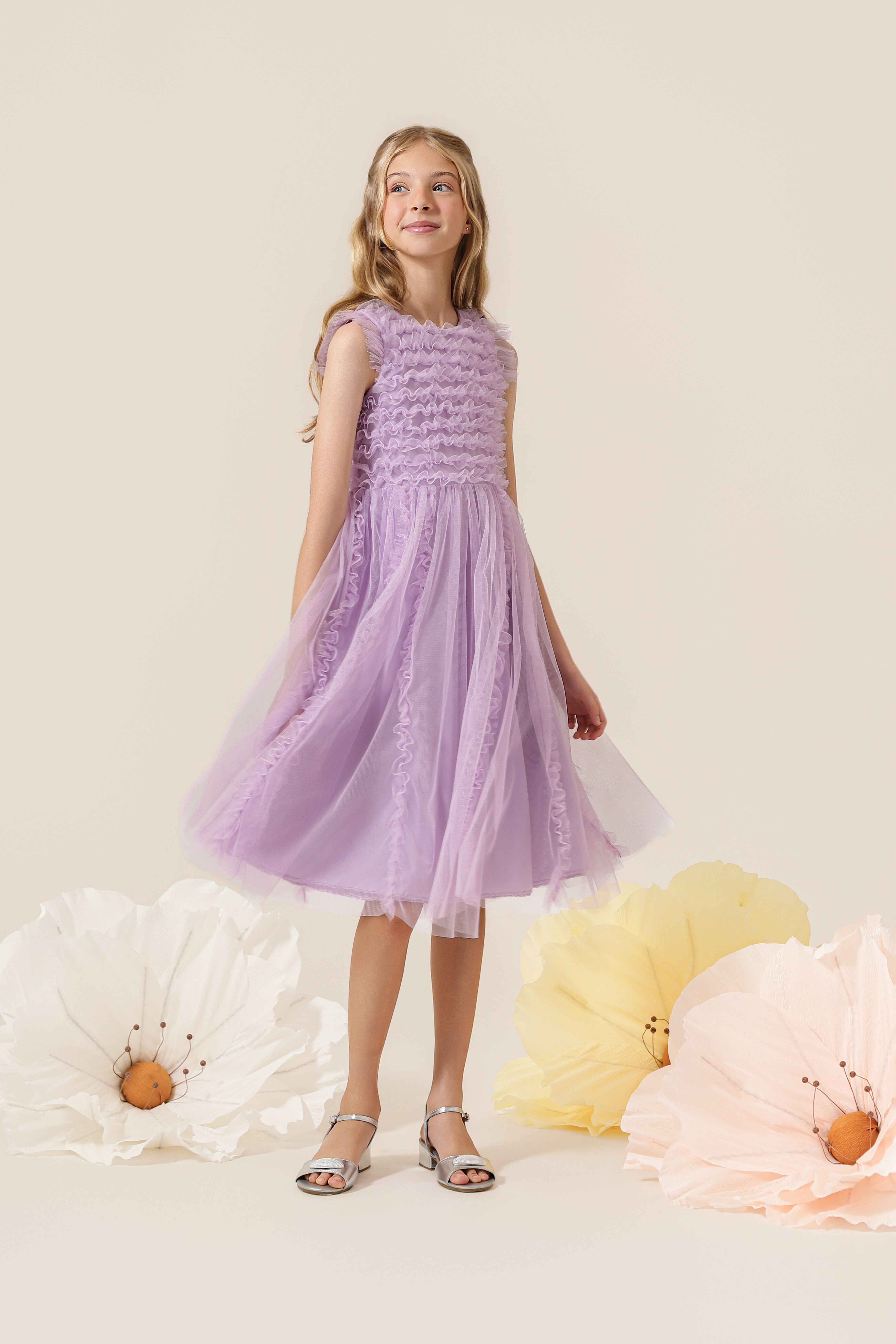 Vestido_Infantil_em_Tule_com_Babados_no_Busto_e_Babados_Verticais_na_Saia_Belle_Lilas_Movimento.jpg