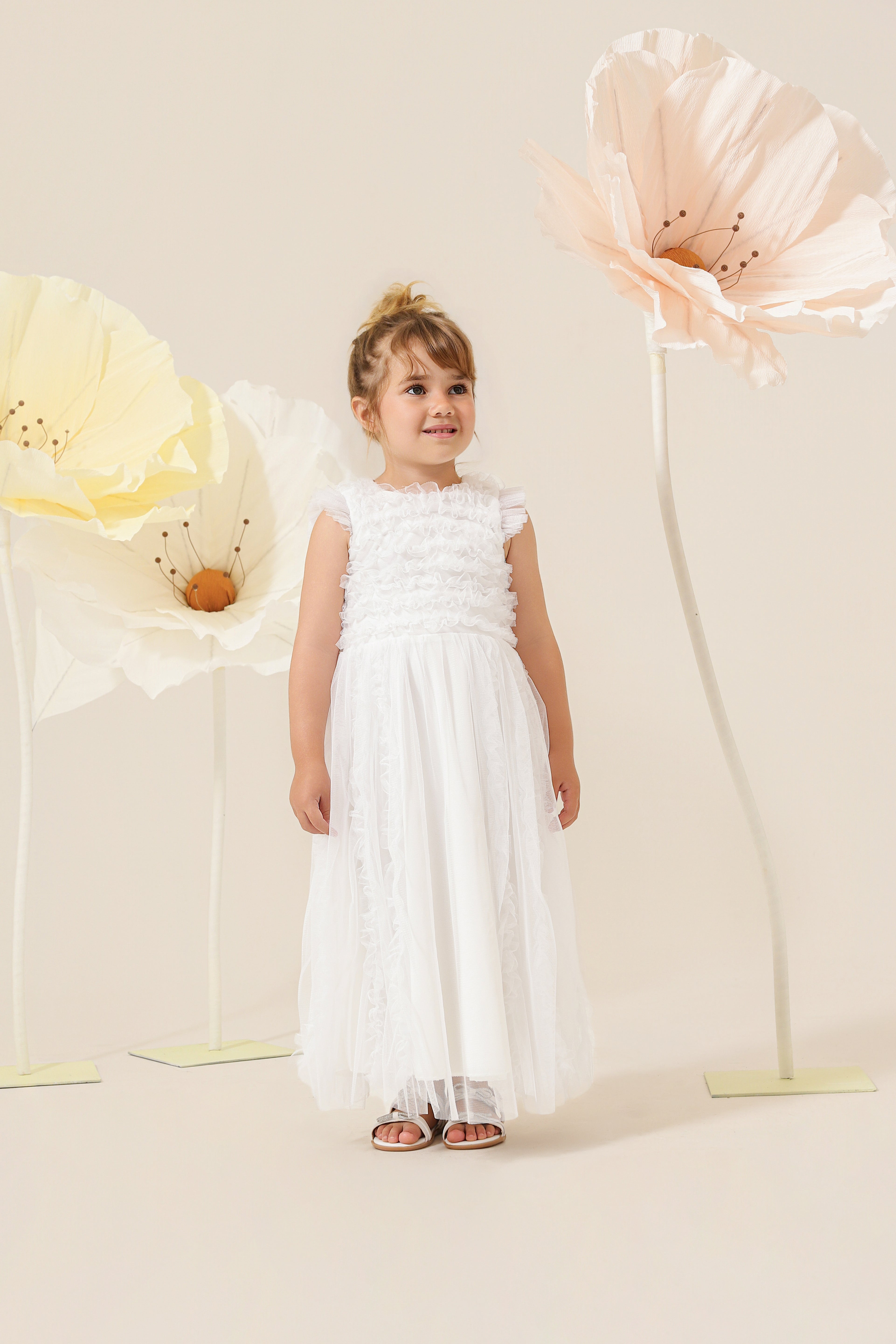 Vestido_Infantil_em_Tule_com_Babados_no_Busto_e_Babados_Verticais_na_Saia_Belle_Off_White_Frente.jpg