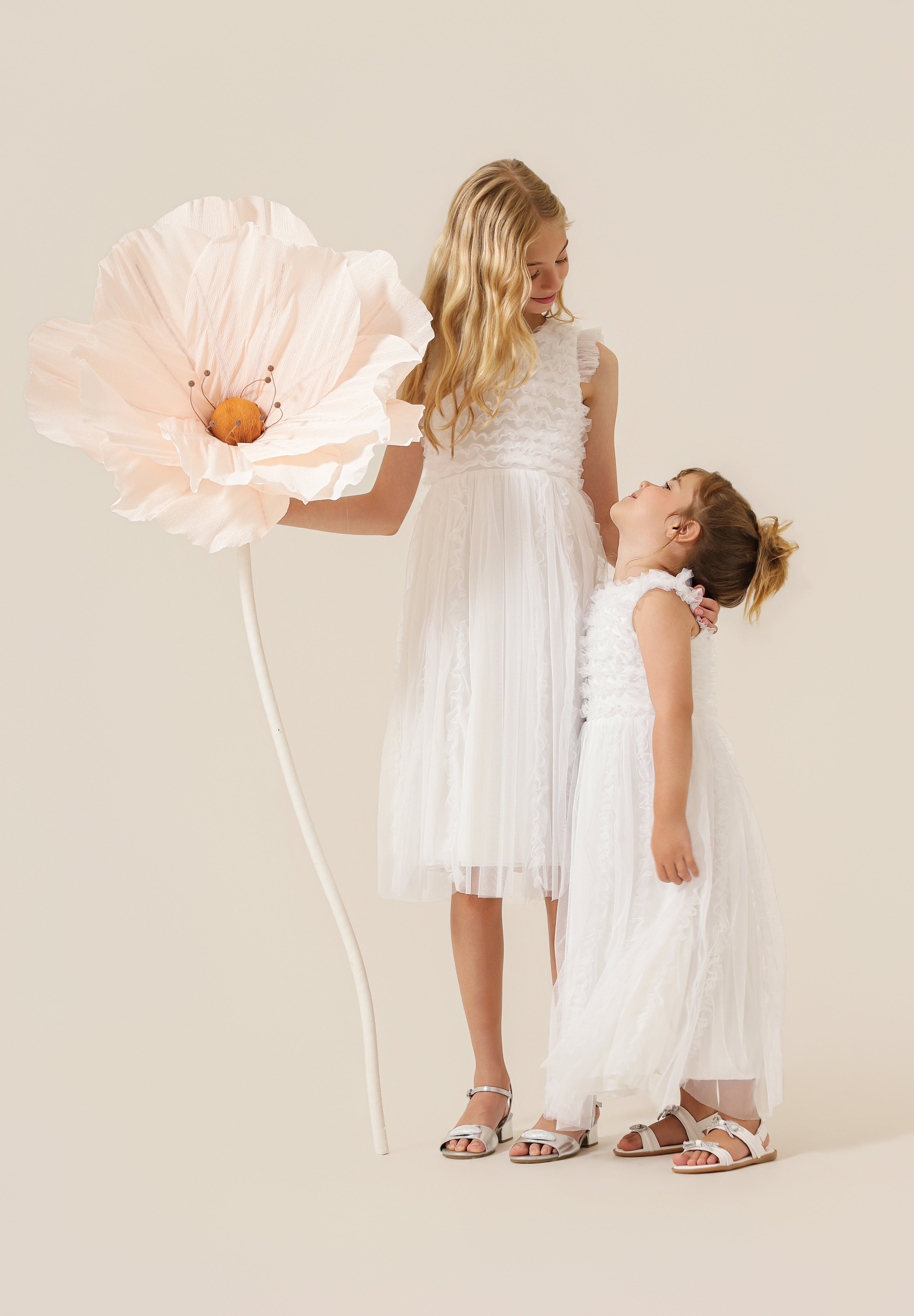 Vestido_Infantil_em_Tule_com_Babados_no_Busto_e_Babados_Verticais_na_Saia_Belle_Off_White_Juntas.jpg