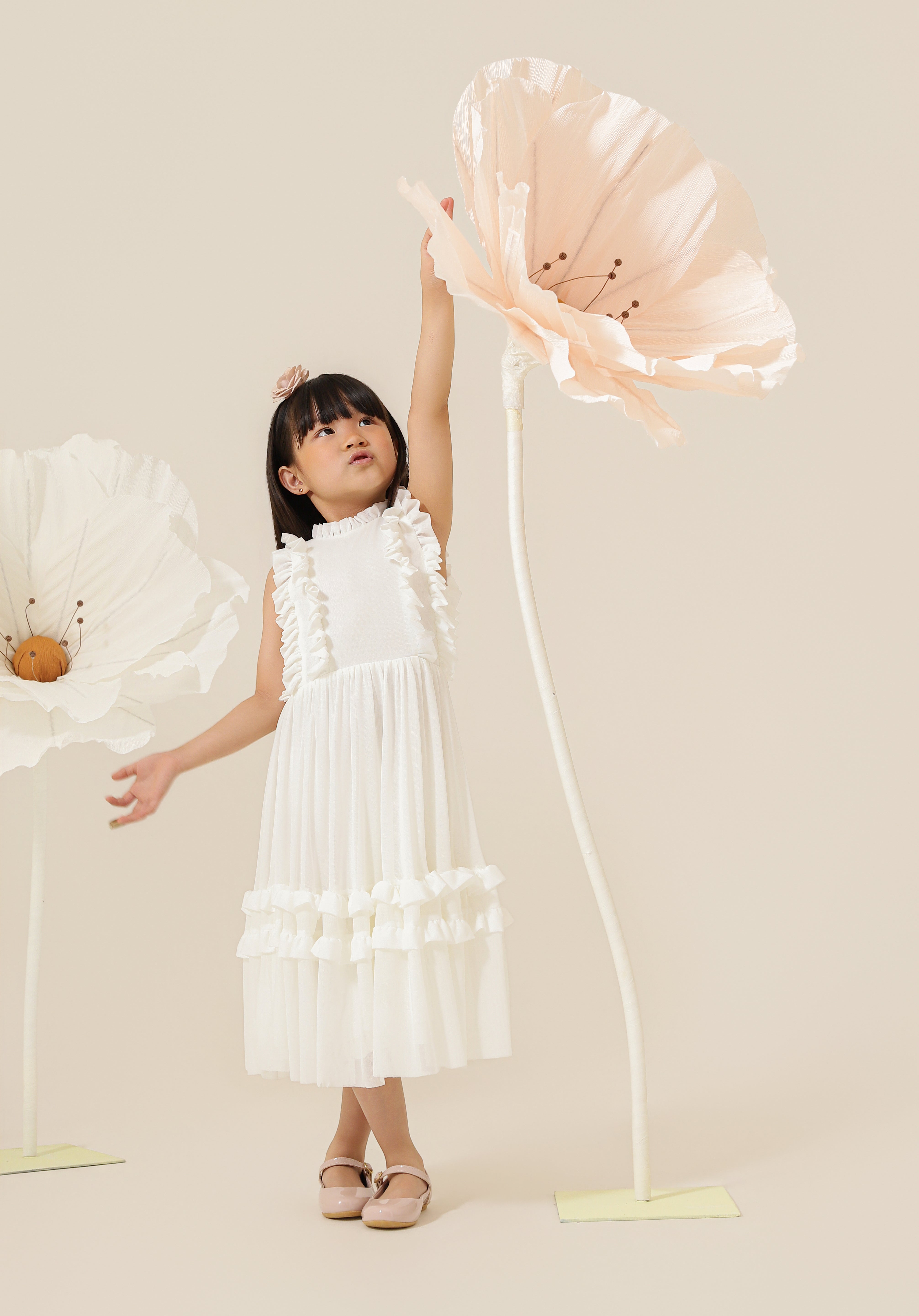 Vestido_Infantil_em_Tule_com_Detalhes_em_Babados_no_Corpo_e_na_Saia_Flor_Off_White2.jpg
