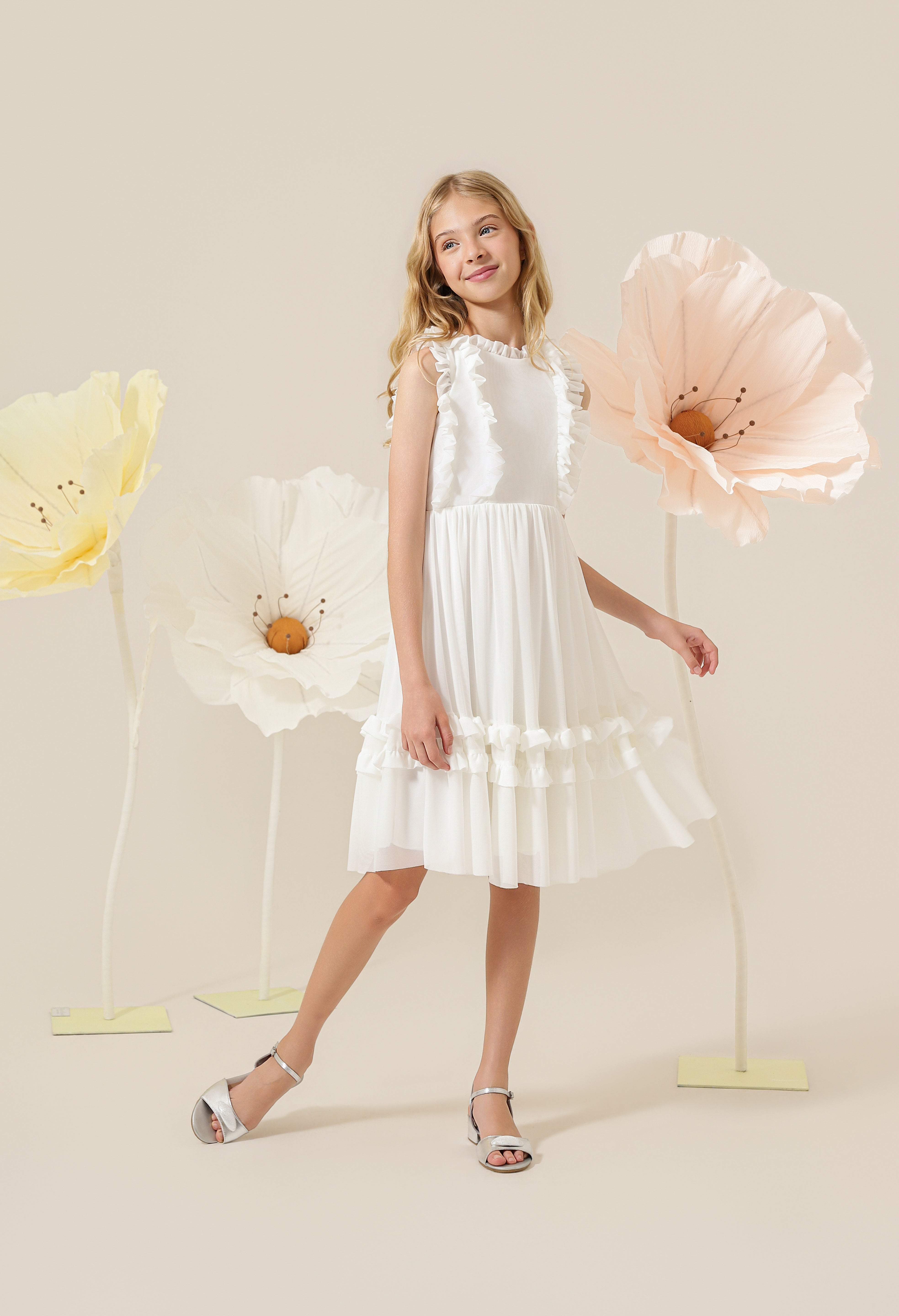 Vestido_Infantil_em_Tule_com_Detalhes_em_Babados_no_Corpo_e_na_Saia_Flor_Off_White4.jpg