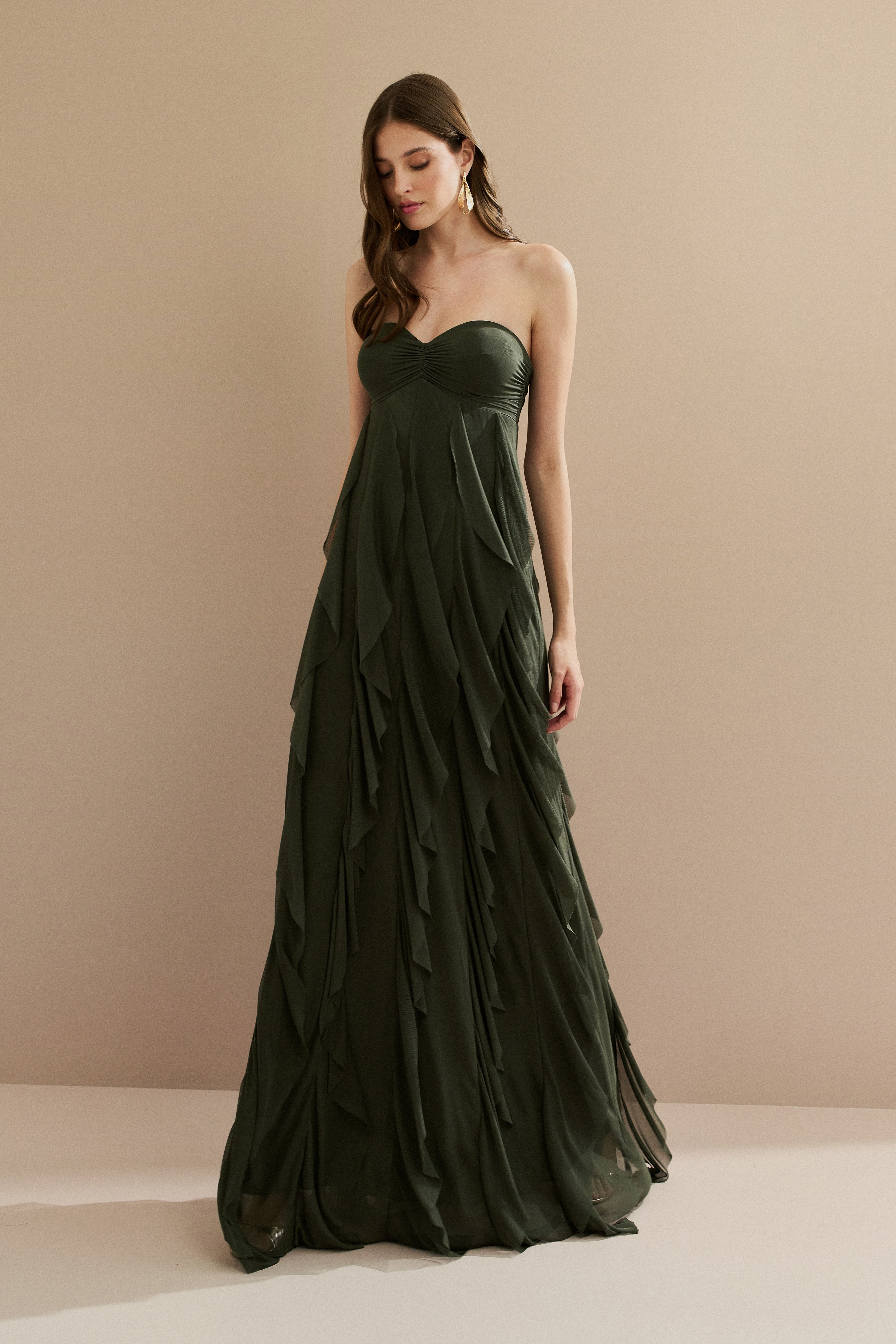 Vestido_Longo_com_Decote_Coracao_Franzido_e_Babados_em_Vertical_na_Saia_Ava_Oliva_escuro4.jpg