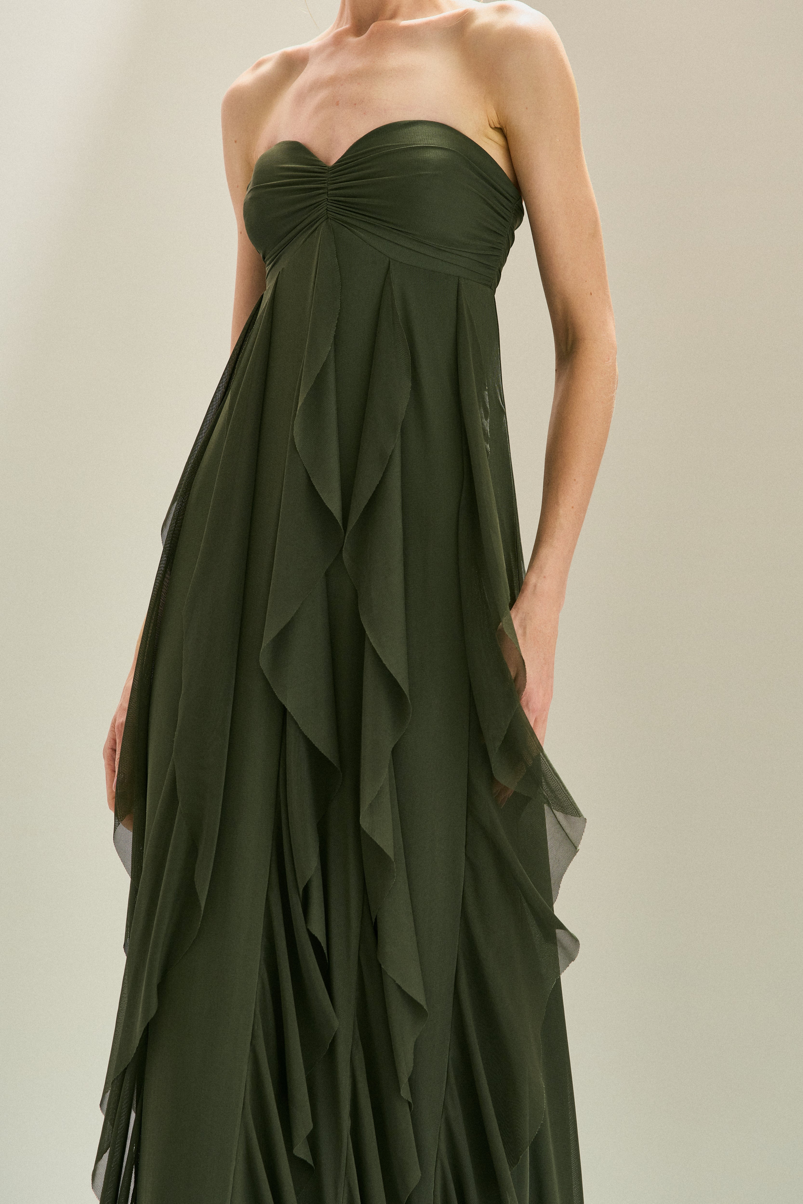 Vestido Longo em Tule com Decote Coração Sem Alças, Busto Franzido e Saia com Babados em Cascata - Ava Verde Oliva