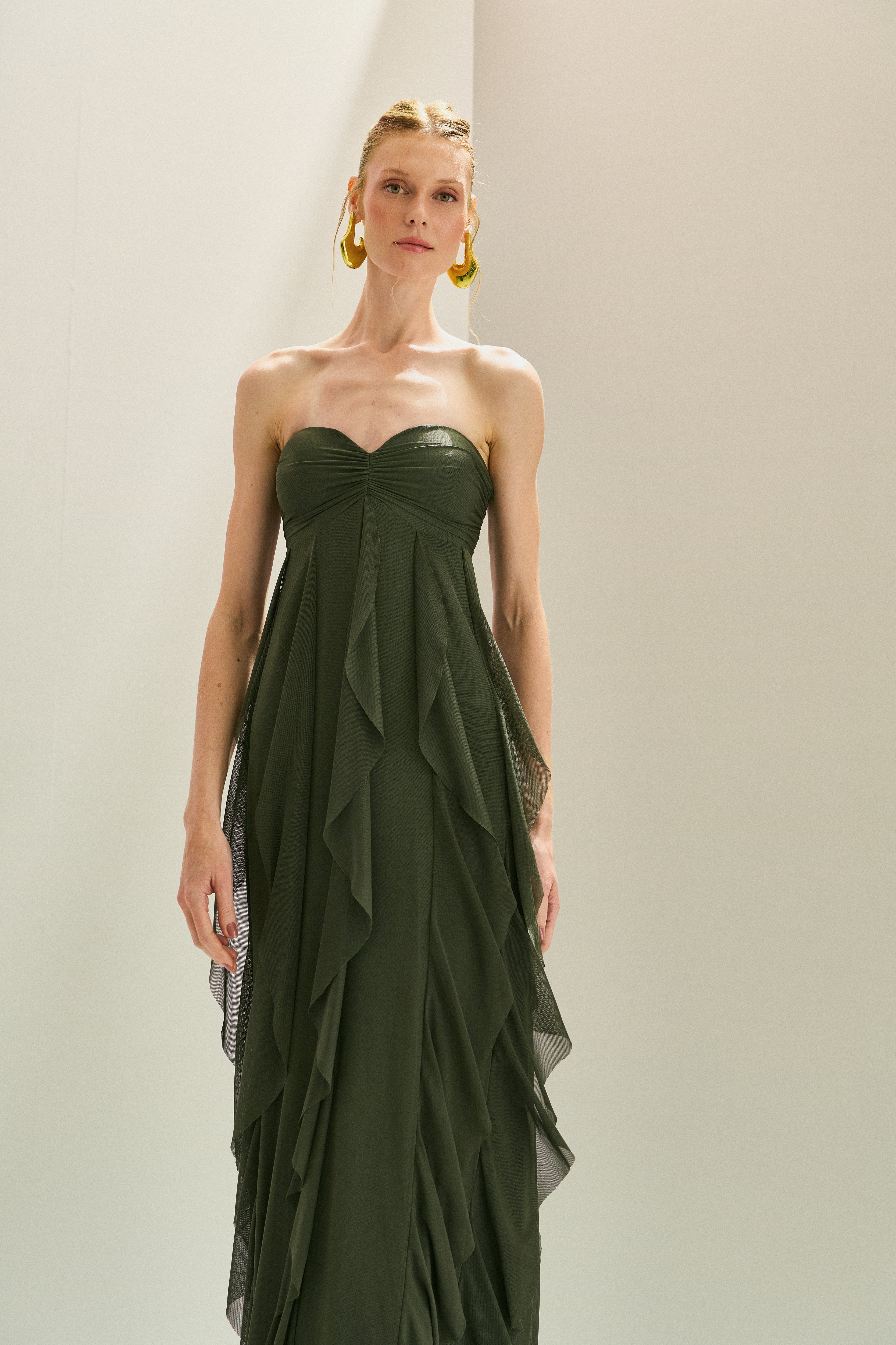 Vestido Longo em Tule com Decote Coração Sem Alças, Busto Franzido e Saia com Babados em Cascata - Ava Verde Oliva