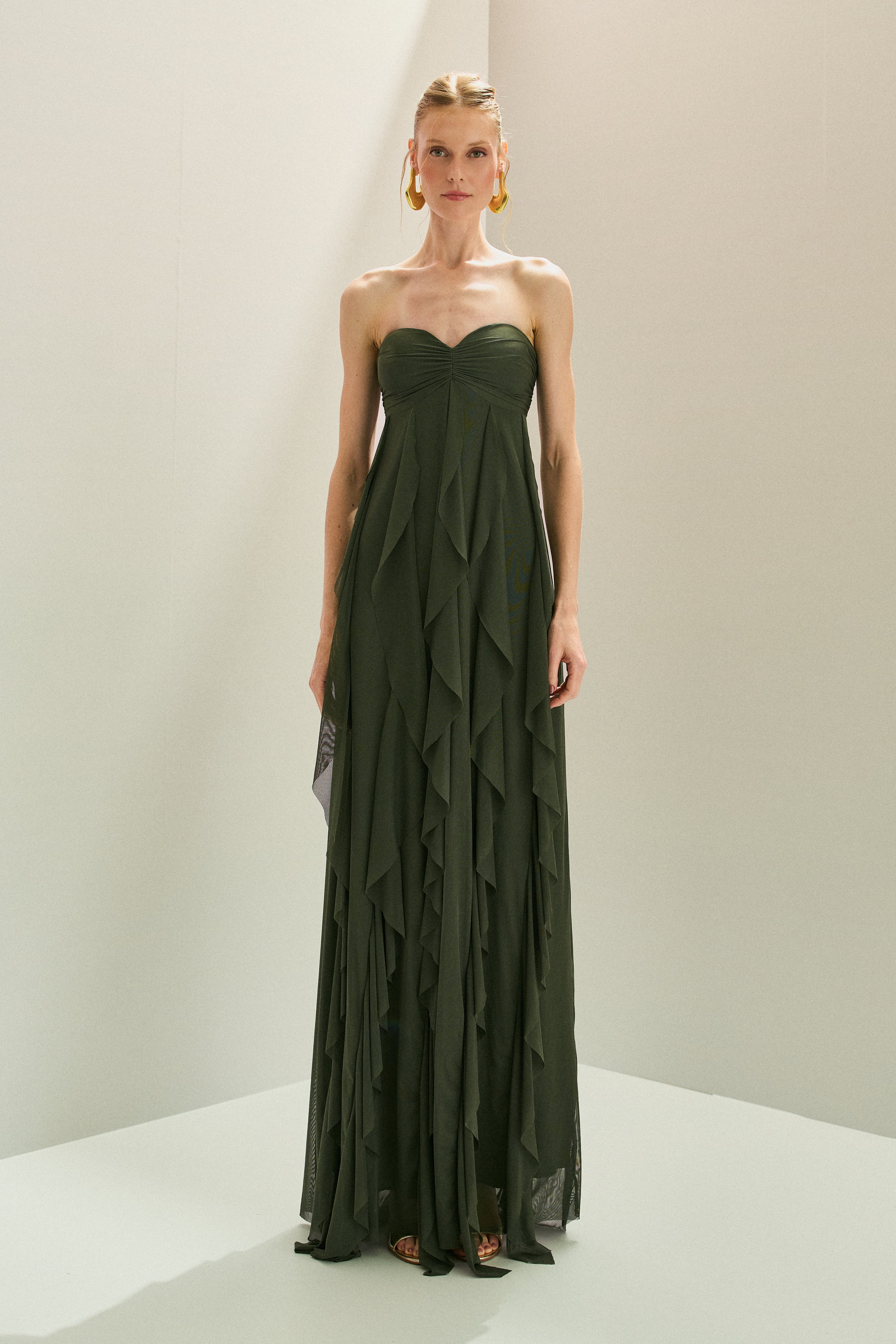 Vestido Longo em Tule com Decote Coração Sem Alças, Busto Franzido e Saia com Babados em Cascata - Ava Verde Oliva