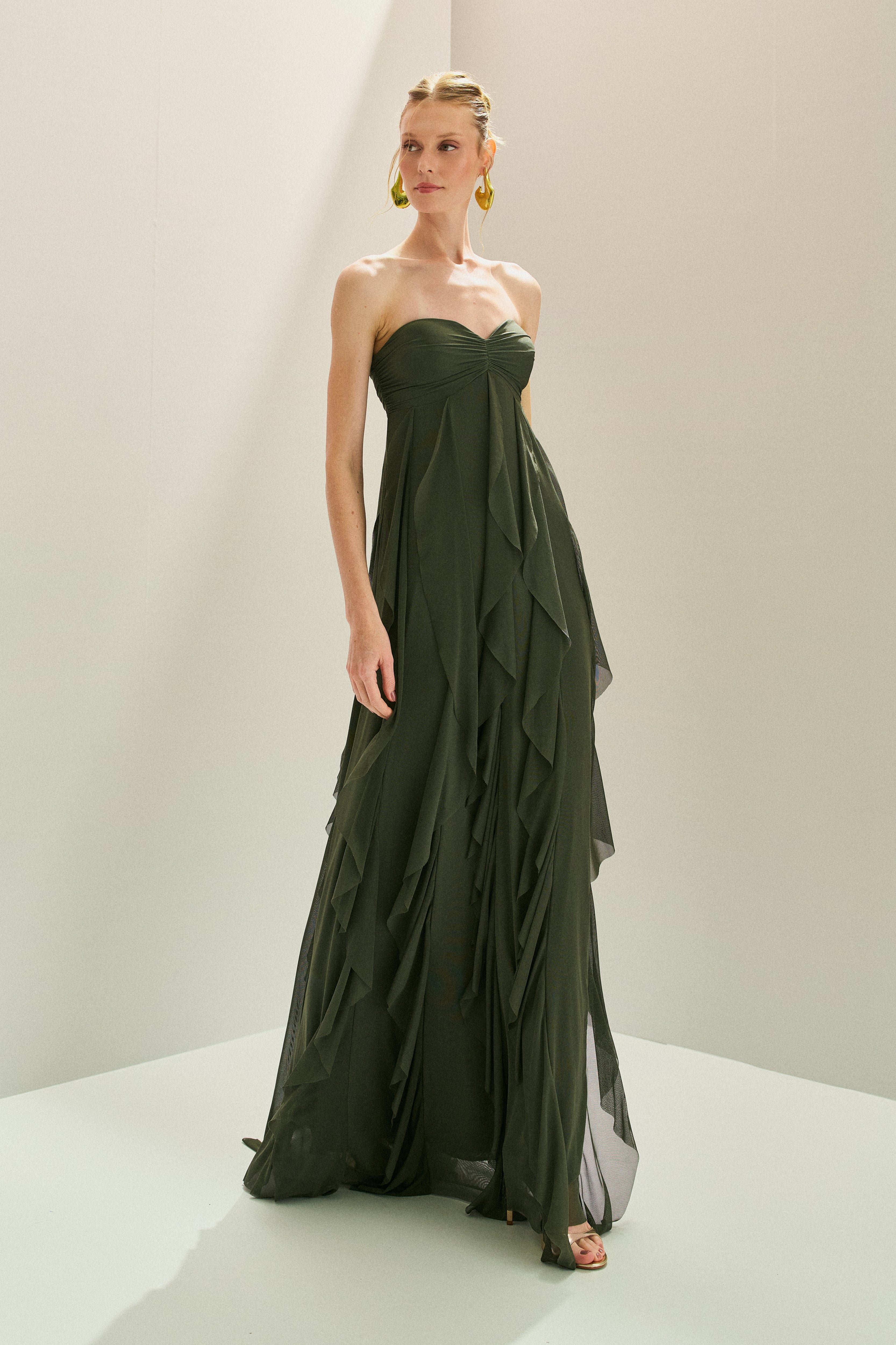 Vestido Longo em Tule com Decote Coração Sem Alças, Busto Franzido e Saia com Babados em Cascata - Ava Verde Oliva